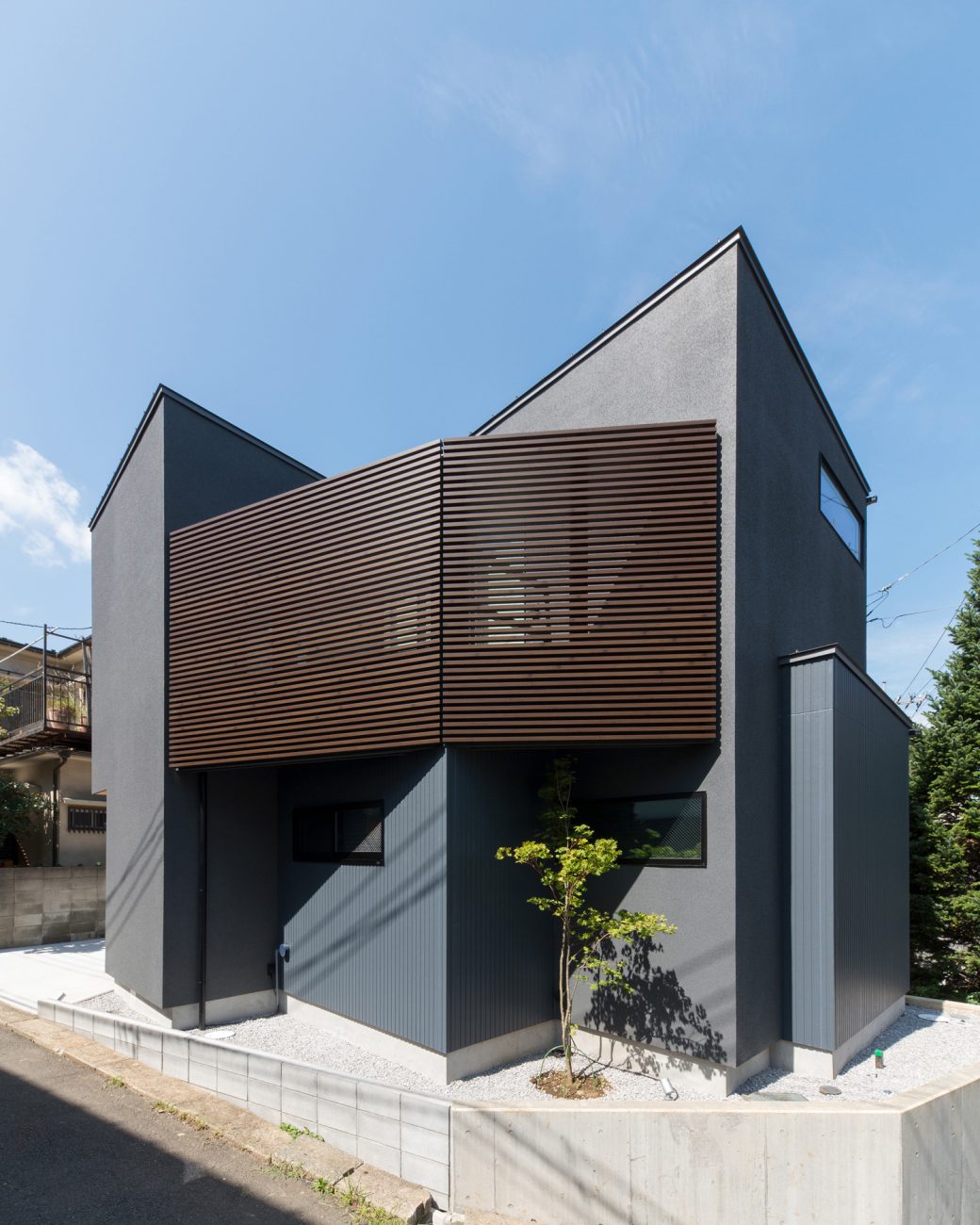 グレーの外壁に木製のルーバーの目隠しを取り付けた外観・デザイン住宅 注文住宅・デザイン住宅建築実例_『CASE564 高尾の家』_外観