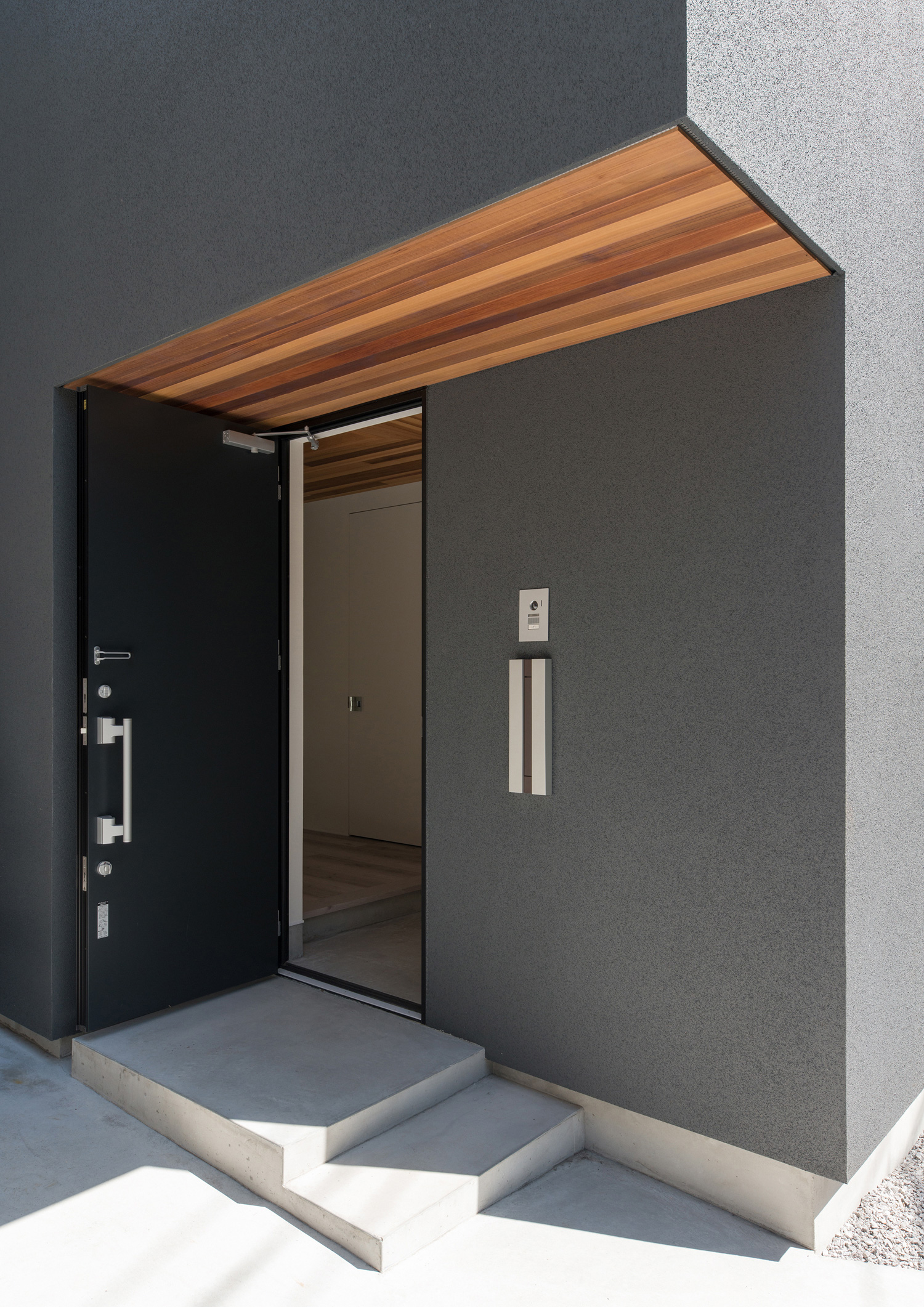 グレーの外壁に木目の軒天井がある玄関ポーチ・デザイン住宅 注文住宅・デザイン住宅建築実例_『CASE564 高尾の家』_外観