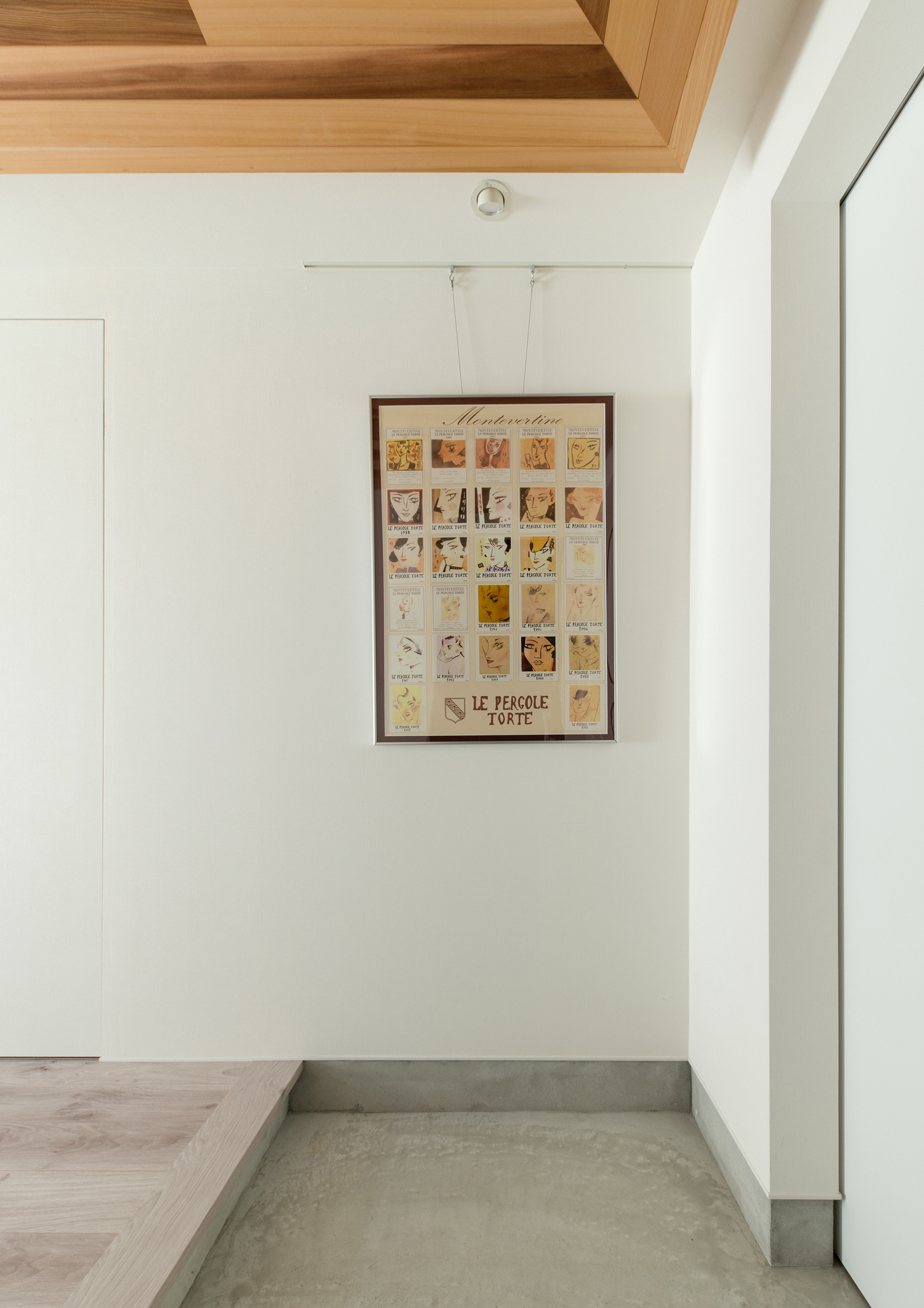 白い壁にアートが飾られたシンプルでおしゃれなモルタルの玄関・デザイン住宅 注文住宅・デザイン住宅建築実例_『CASE564 高尾の家』_玄関