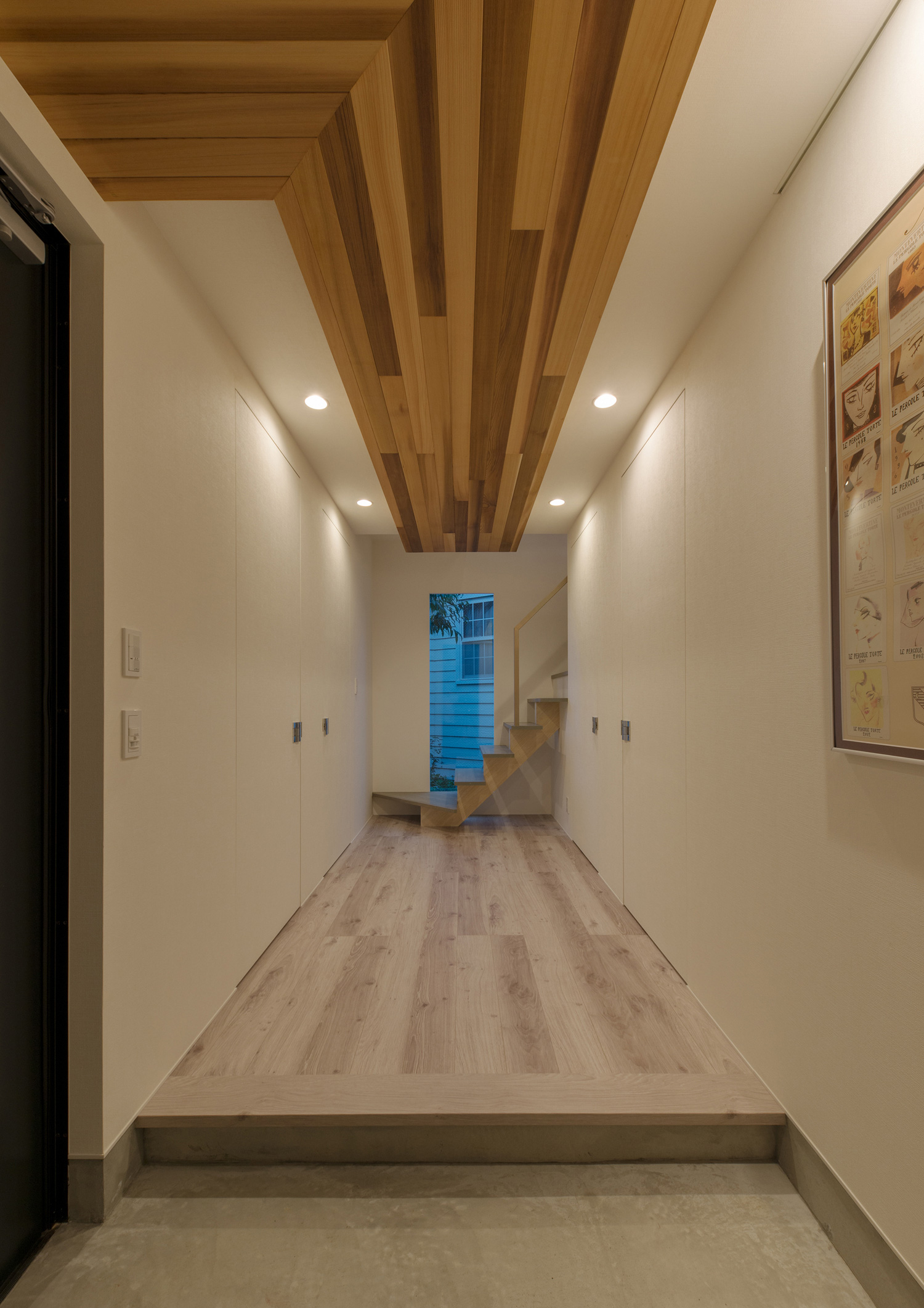 天井に木の板とダウンライトを取り付けたおしゃれな廊下・デザイン住宅 注文住宅・デザイン住宅建築実例_『CASE564 高尾の家』_玄関