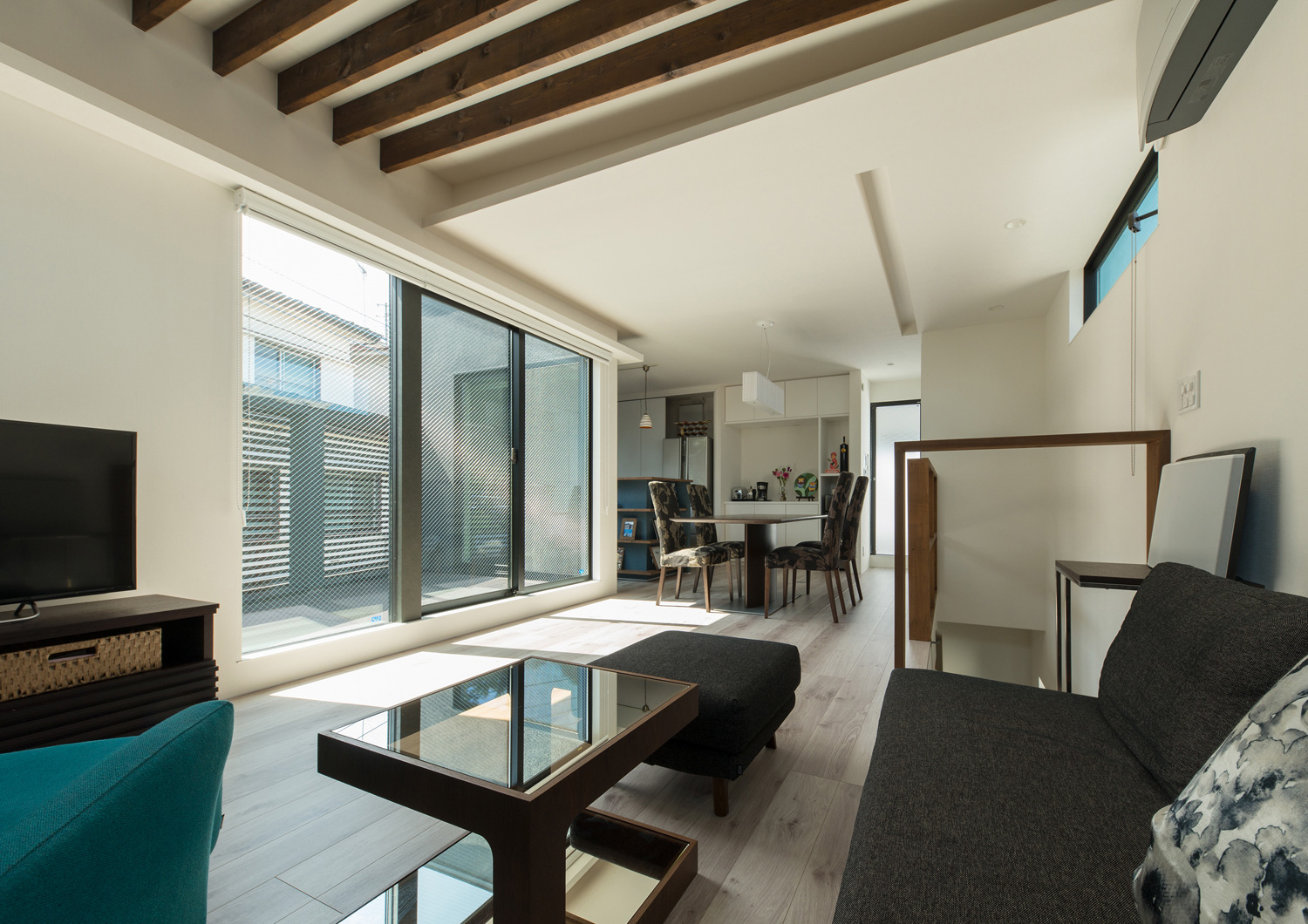 バルコニーに面した大開口窓がある明るく開放的なLDK・デザイン住宅 注文住宅・デザイン住宅建築実例_『CASE564 高尾の家』_LDK