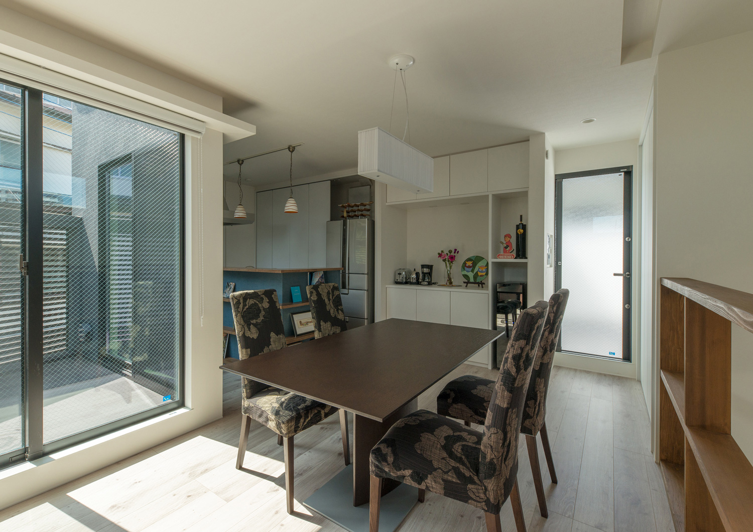 バルコニーに面した窓があり、四人掛けのダイニングテーブルがあるナチュラルなLDK・デザイン住宅 注文住宅・デザイン住宅建築実例_『CASE564 高尾の家』_LDK