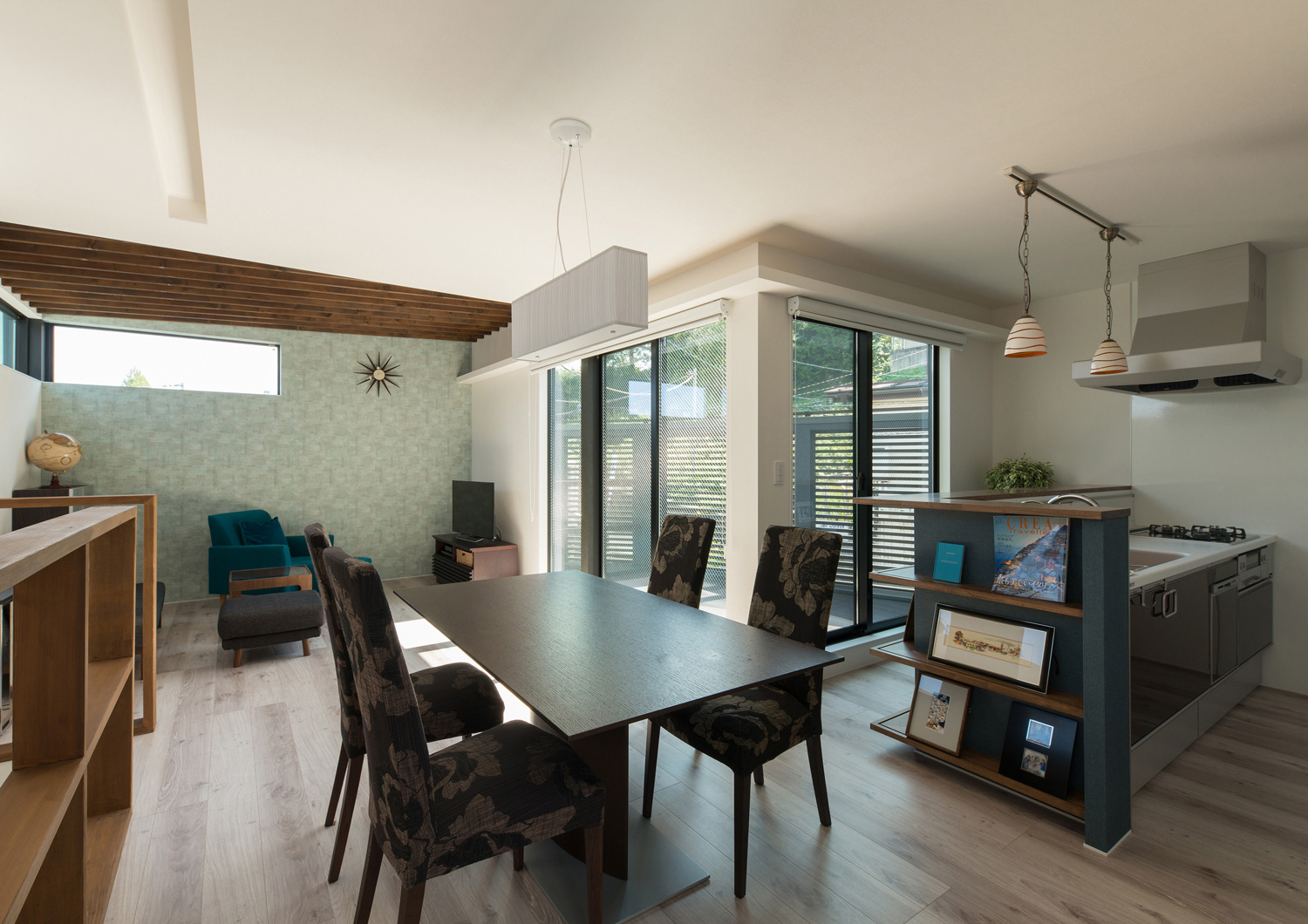 バルコニーを囲むように窓を設けたアクセントクロスのあるLDK・デザイン住宅 注文住宅・デザイン住宅建築実例_『CASE564 高尾の家』_LDK