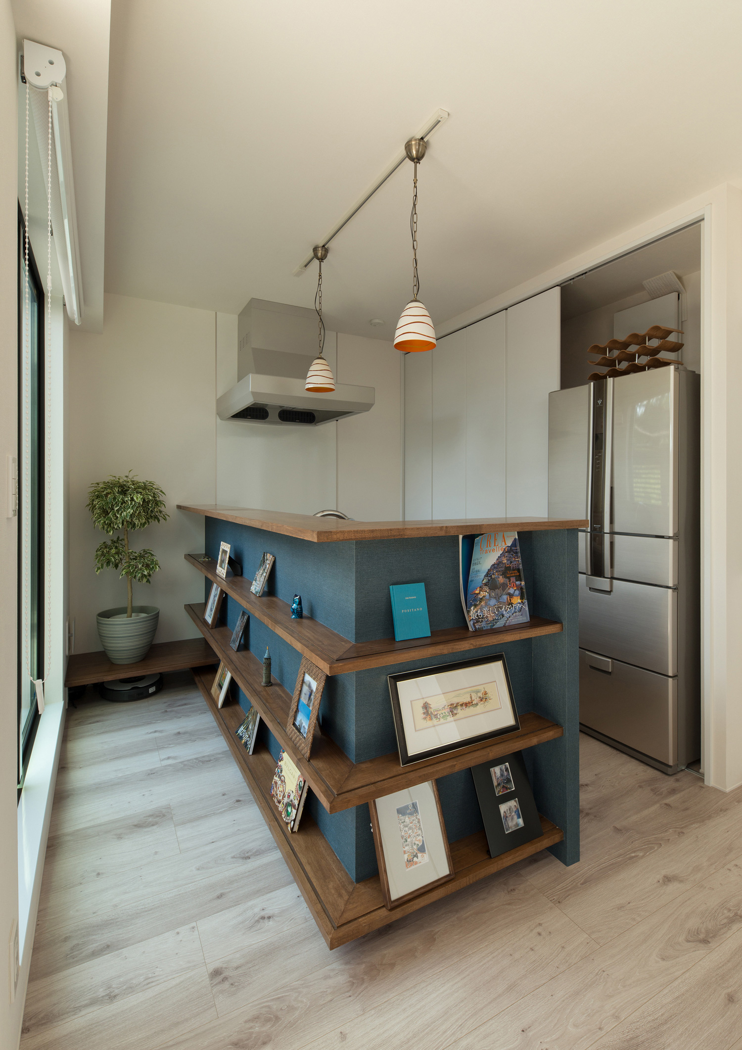 腰壁に写真を飾る棚を設けたおしゃれなキッチン・デザイン住宅 注文住宅・デザイン住宅建築実例_『CASE564 高尾の家』_LDK
