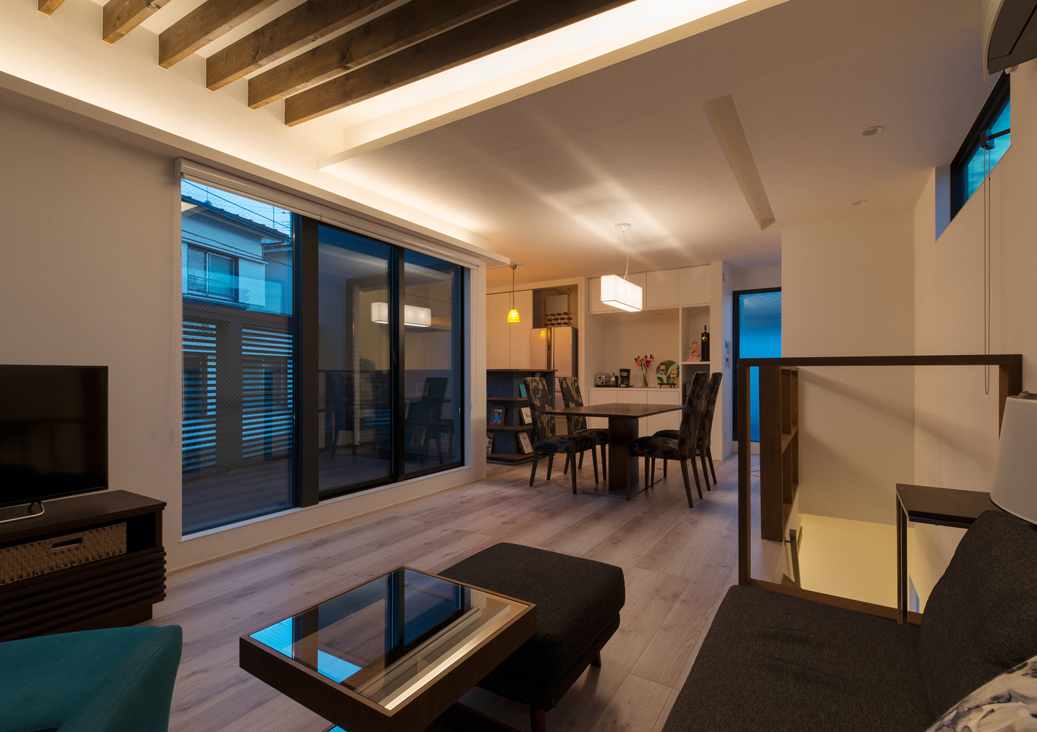 天井に間接照明を取り付けたホテルライクなLDK・デザイン住宅 注文住宅・デザイン住宅建築実例_『CASE564 高尾の家』_LDK