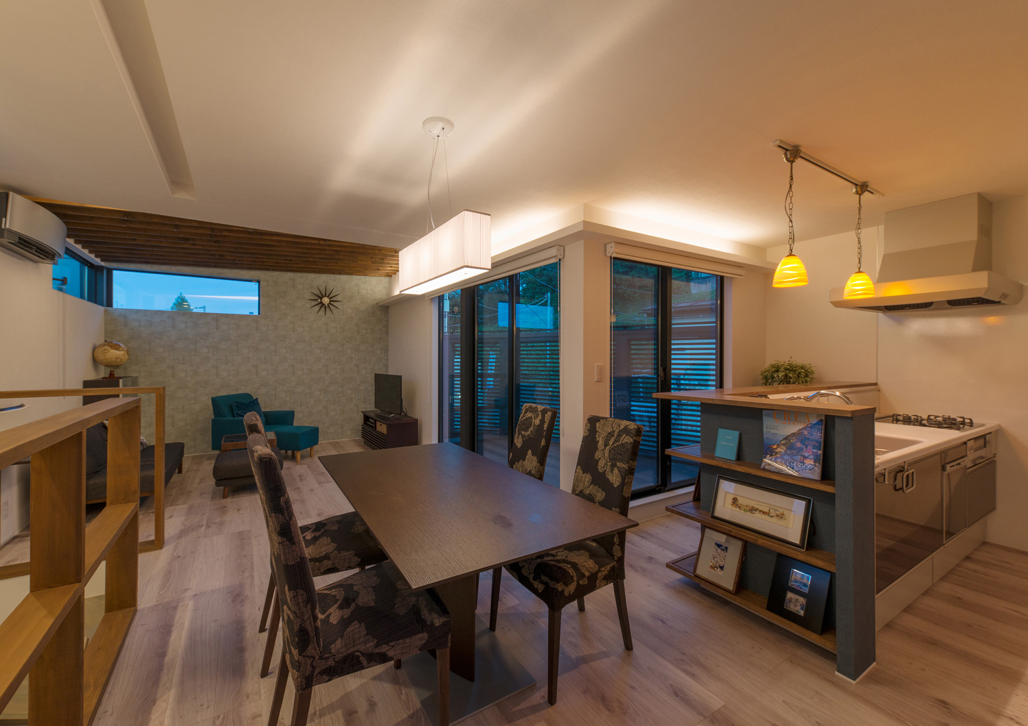 キッチンとダイニングテーブルがペンダントライトに照らされたLDK・デザイン住宅 注文住宅・デザイン住宅建築実例_『CASE564 高尾の家』_LDK