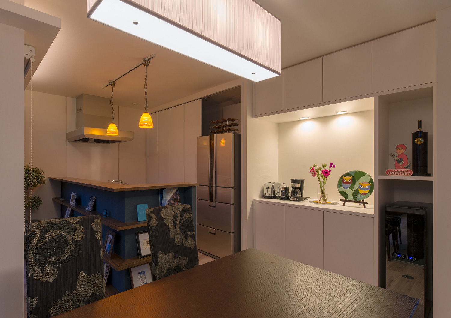 インテリアを飾るニッチを設けたLDK・デザイン住宅 注文住宅・デザイン住宅建築実例_『CASE564 高尾の家』_LDK