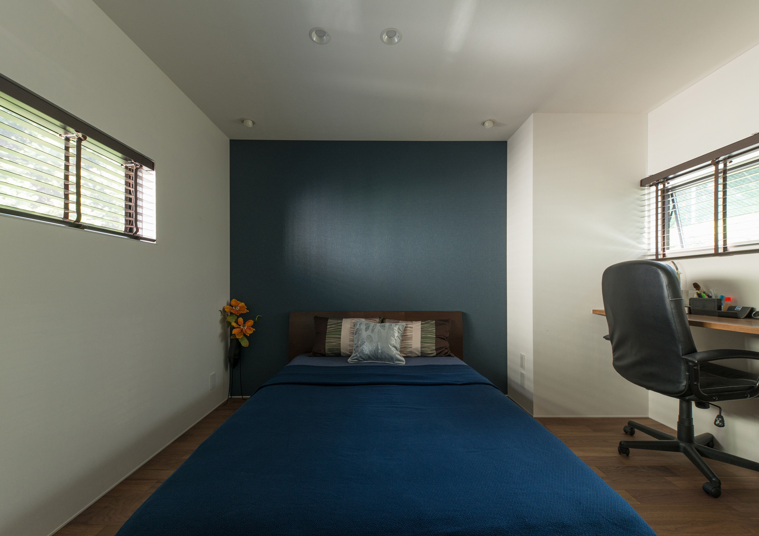 アクセントクロスとベッドの色を統一したデスクスペースのあるホテルライクな寝室・デザイン住宅 注文住宅・デザイン住宅建築実例_『CASE564 高尾の家』_寝室