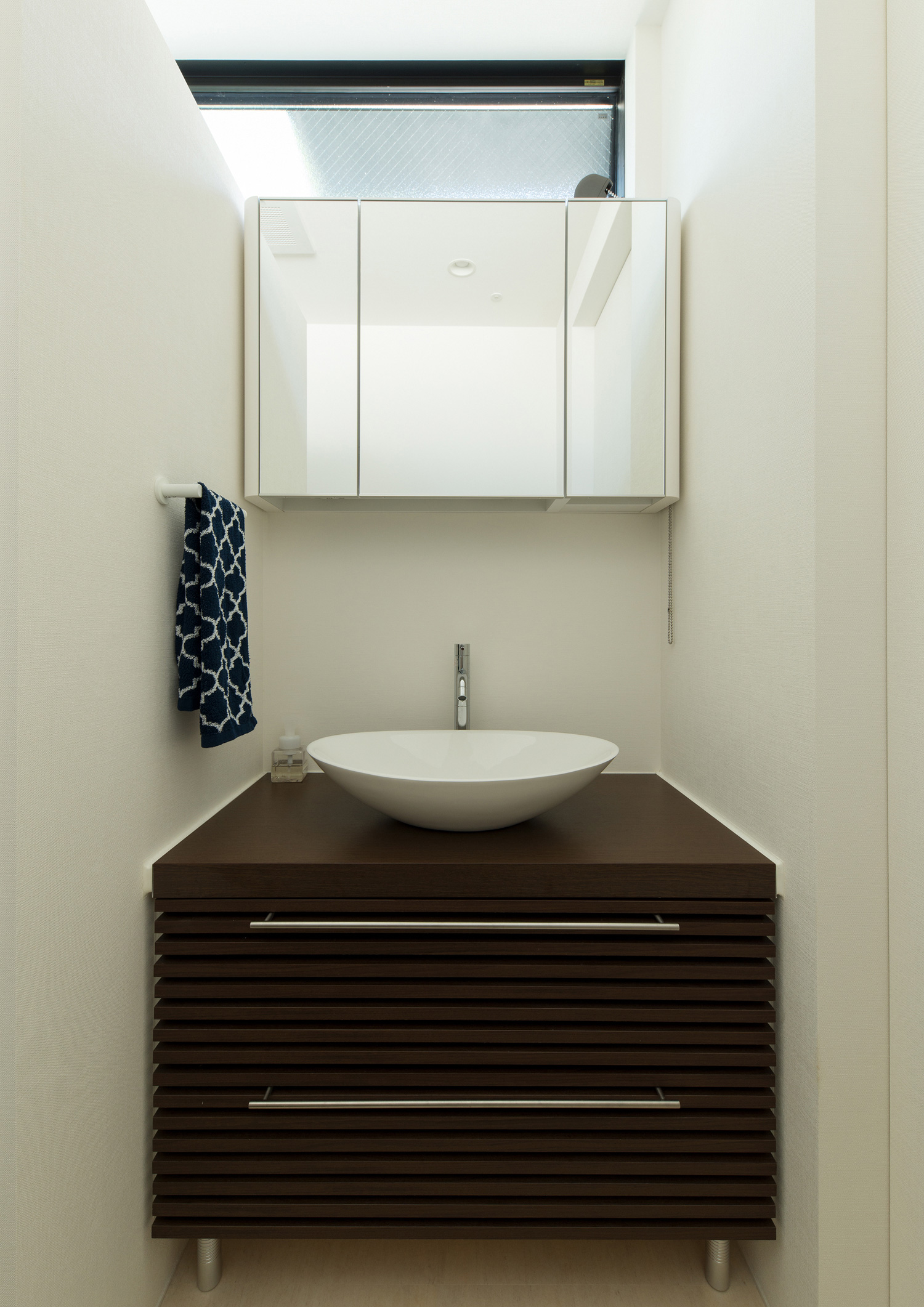 ハイサイドライトを設けたミラーキャビネットのある洗面所・デザイン住宅 注文住宅・デザイン住宅建築実例_『CASE564 高尾の家』_浴室・洗面所