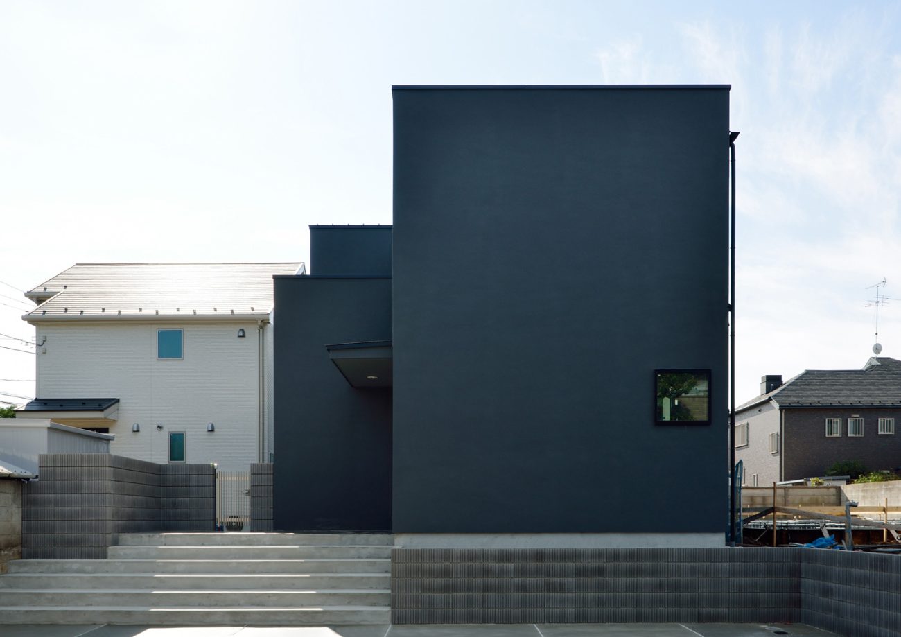 デザイン住宅建築実例_外観・注文住宅『CASE566 拡がりを内包する黒庭』の建築実例・施⼯例の写真・建物外観全体 注文住宅・デザイン住宅建築実例_『CASE566 拡がりを内包する黒庭』_外観