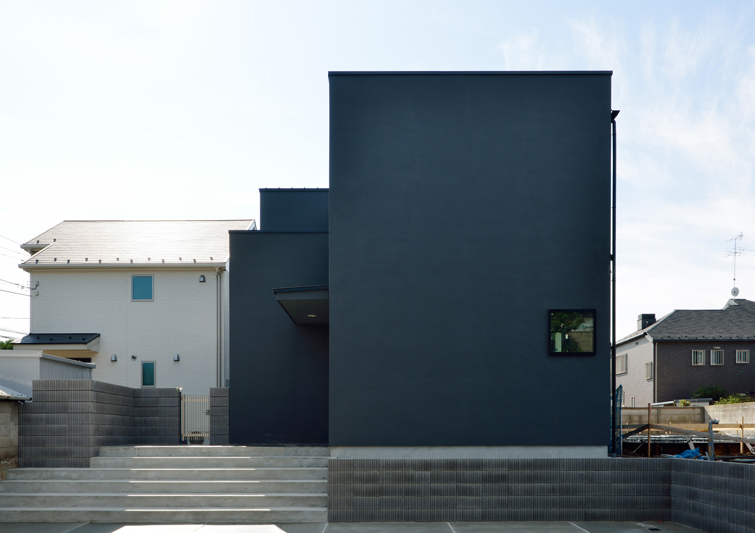 デザイン住宅建築実例_外観・注文住宅『CASE566 拡がりを内包する黒庭』の建築実例・施⼯例の写真・建物外観全体 注文住宅・デザイン住宅建築実例_『CASE566 拡がりを内包する黒庭』_外観