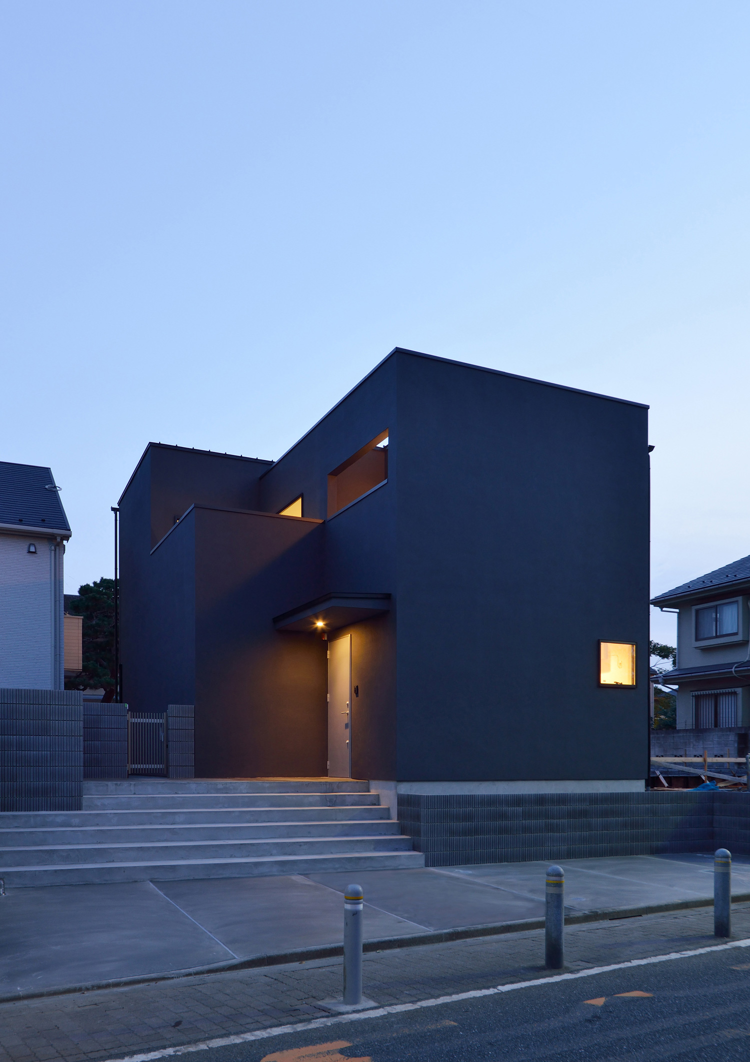 コンクリートの玄関アプローチがあるスクエアな外観の家・デザイン住宅 注文住宅・デザイン住宅建築実例_『CASE566 拡がりを内包する黒庭』_外観