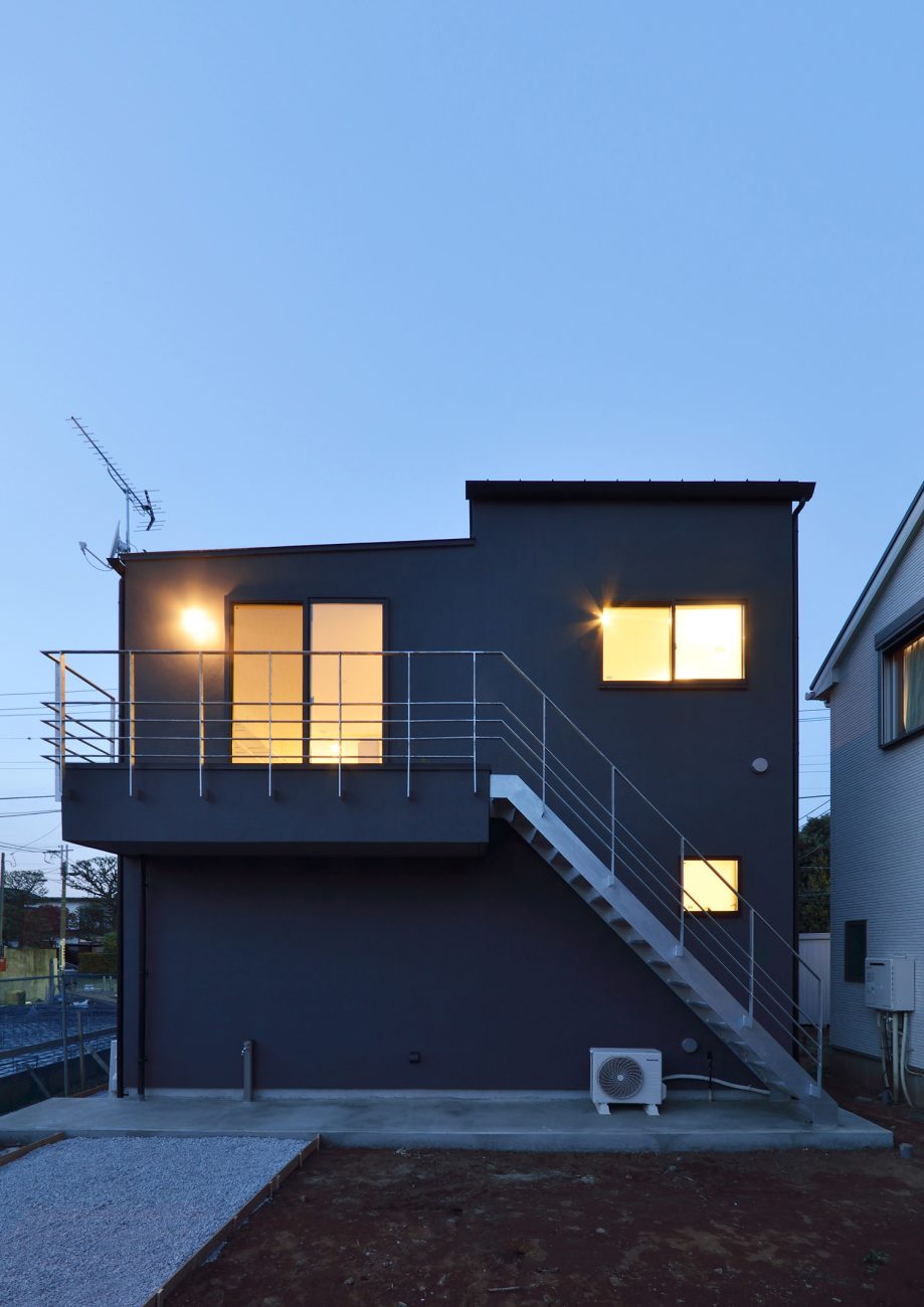 キューブ状の外観でバルコニーや外階段がある家・デザイン住宅 注文住宅・デザイン住宅建築実例_『CASE566 拡がりを内包する黒庭』_外観