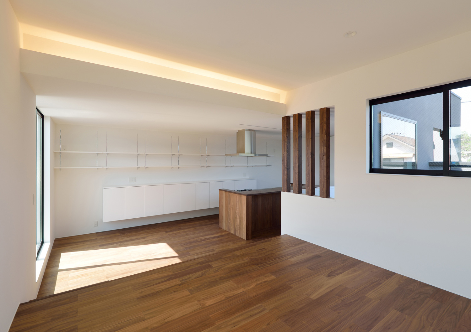 天井にライン照明を取り付けた木材を中心としたナチュラルなLDK・デザイン住宅 注文住宅・デザイン住宅建築実例_『CASE566 拡がりを内包する黒庭』_LDK