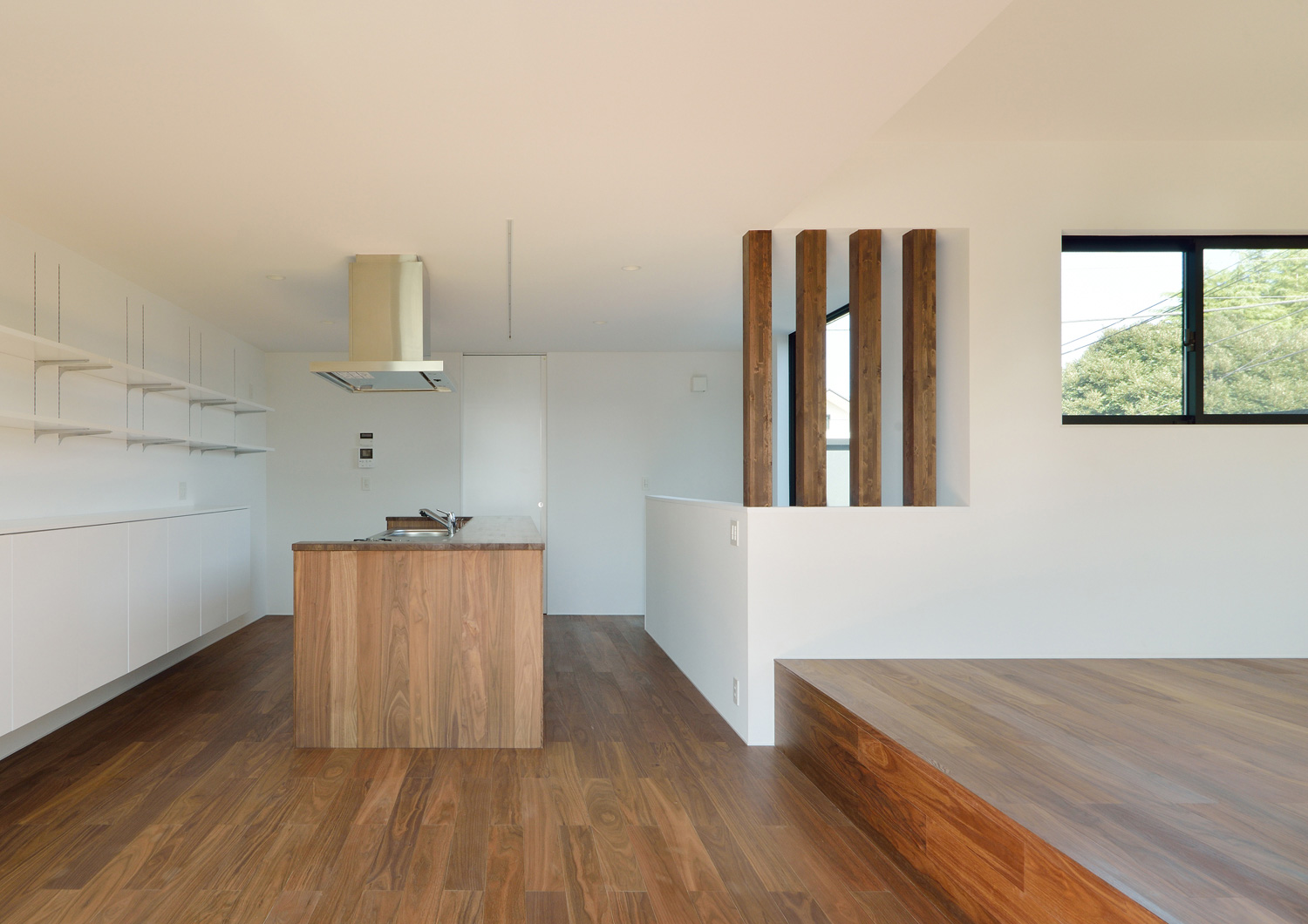 木のキッチンを置いた北欧風のLDK・デザイン住宅 注文住宅・デザイン住宅建築実例_『CASE566 拡がりを内包する黒庭』_LDK