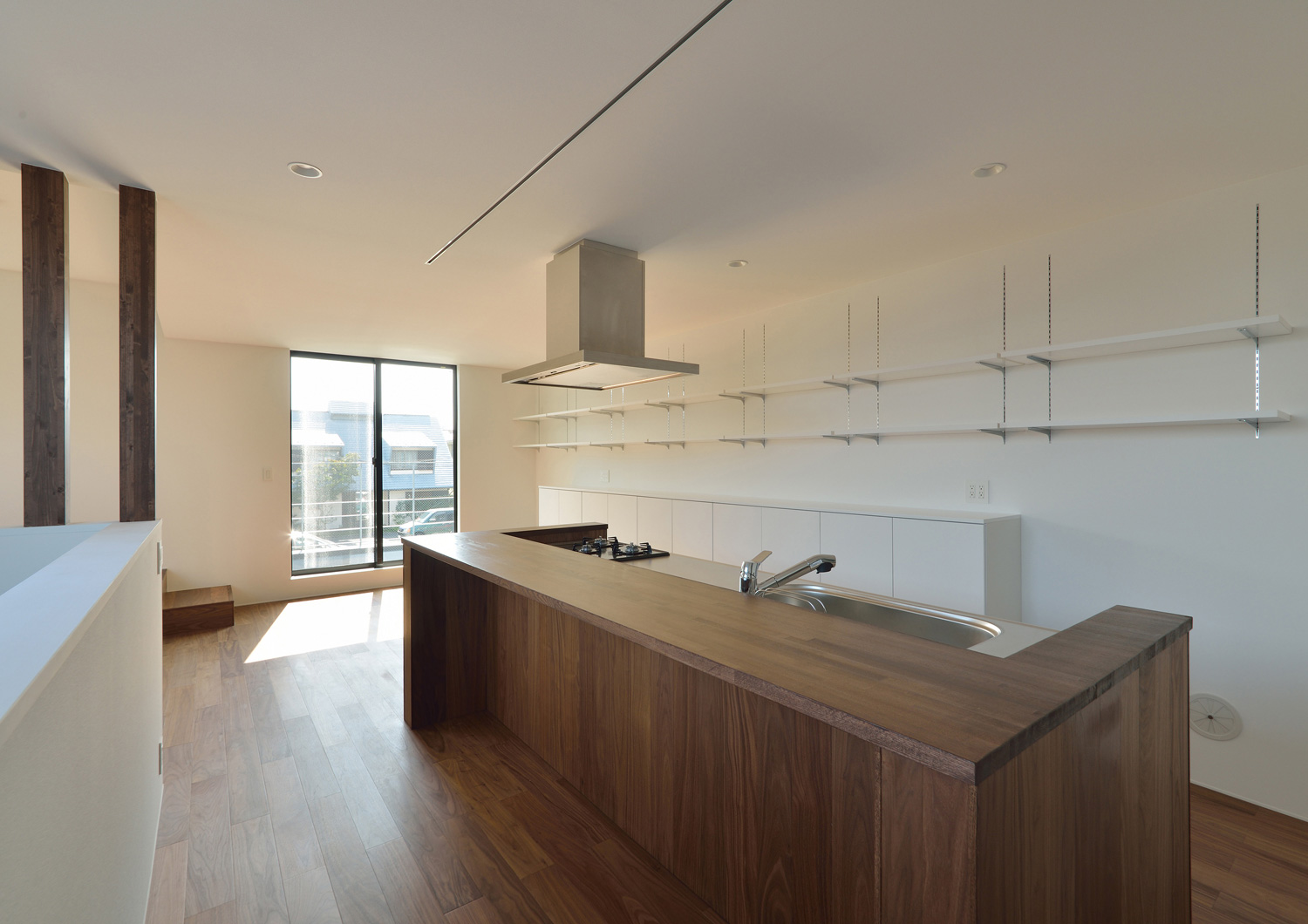 木のカウンターキッチンがあるナチュラルな雰囲気のLDK・デザイン住宅 注文住宅・デザイン住宅建築実例_『CASE566 拡がりを内包する黒庭』_キッチン