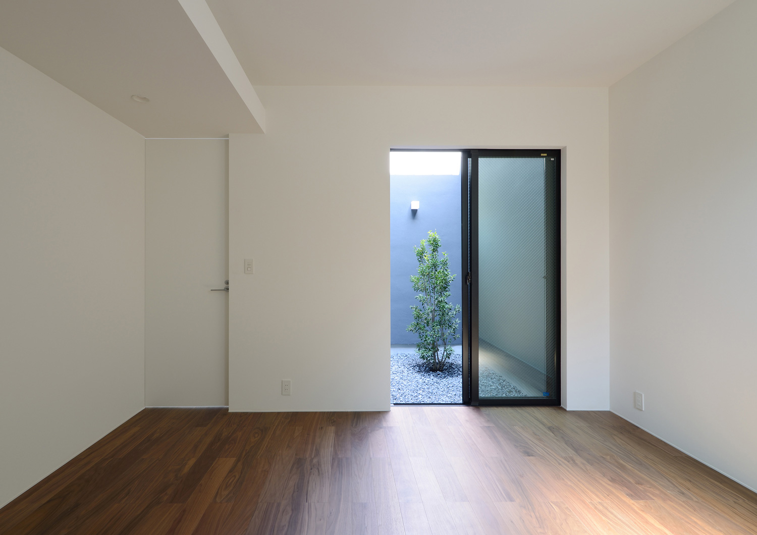 中庭に面したフローリングの部屋・デザイン住宅 注文住宅・デザイン住宅建築実例_『CASE566 拡がりを内包する黒庭』_寝室