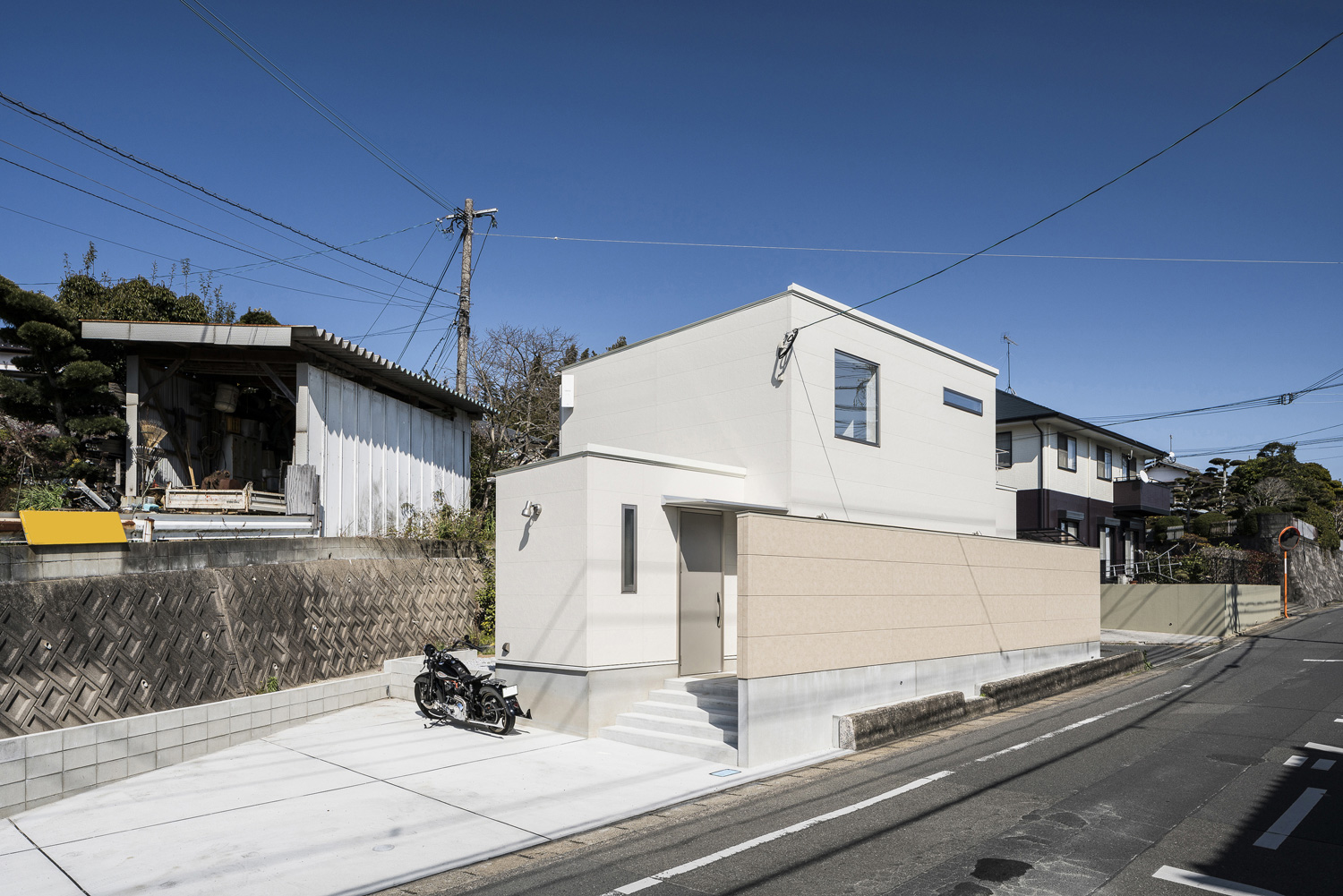 目隠し壁が立てられた白い外壁の家の外観・デザイン住宅 注文住宅・デザイン住宅建築実例_『CASE567 lokki』_外観