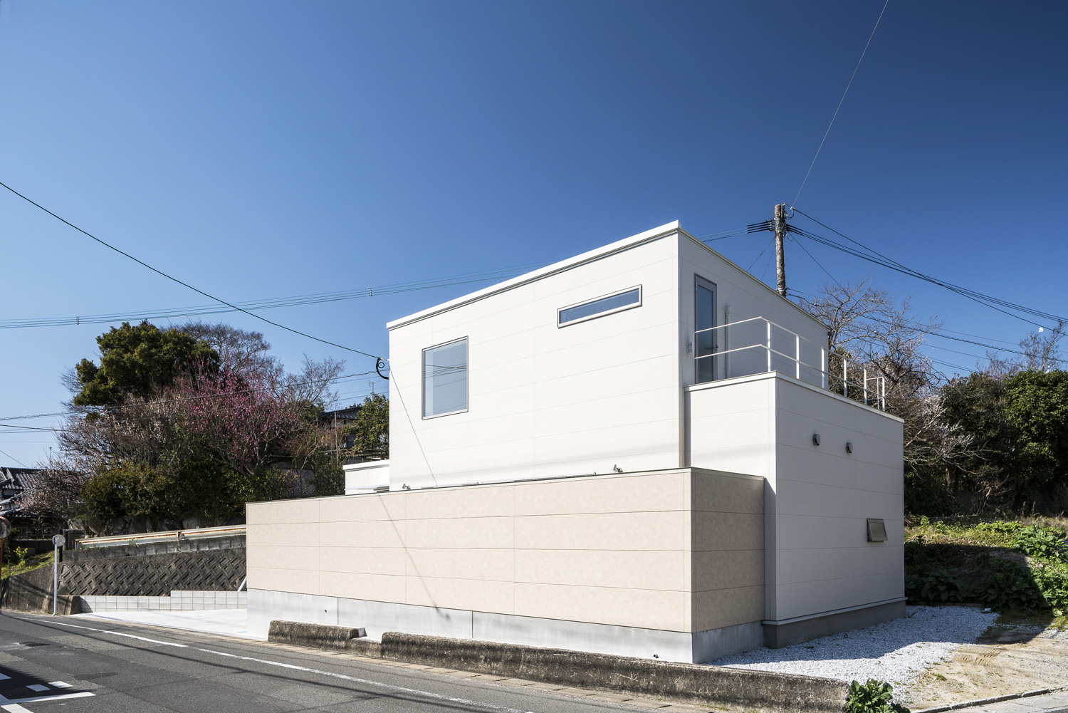 バルコニーがある白い外壁の家を斜めから見た様子・デザイン住宅 注文住宅・デザイン住宅建築実例_『CASE567 lokki』_外観