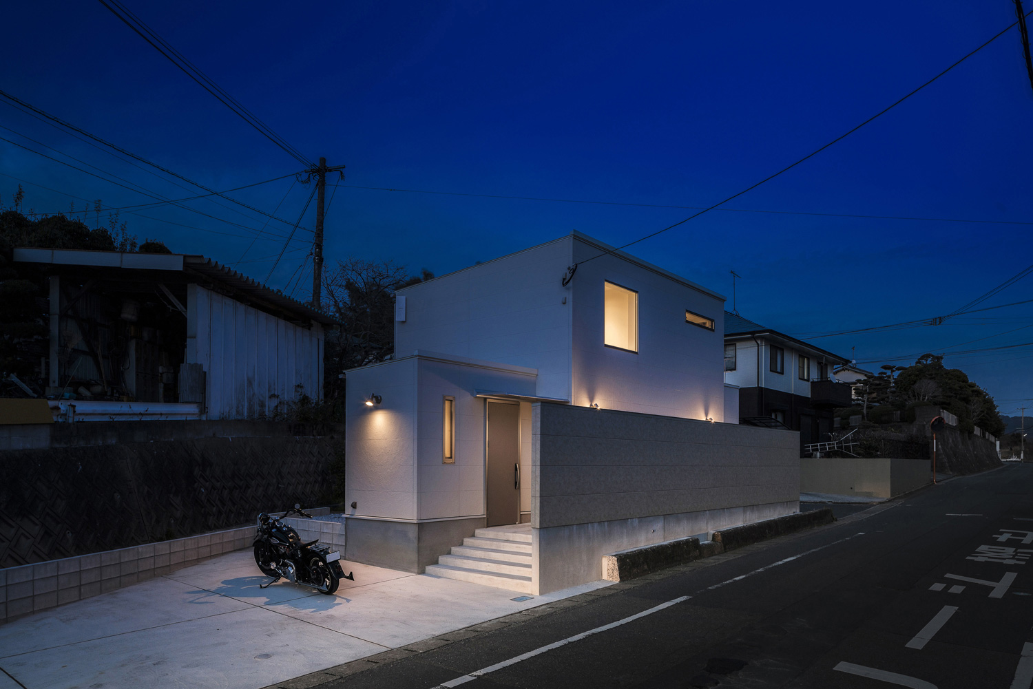 外壁に照明が取り付けられた目隠し壁のある家の外観・デザイン住宅 注文住宅・デザイン住宅建築実例_『CASE567 lokki』_外観