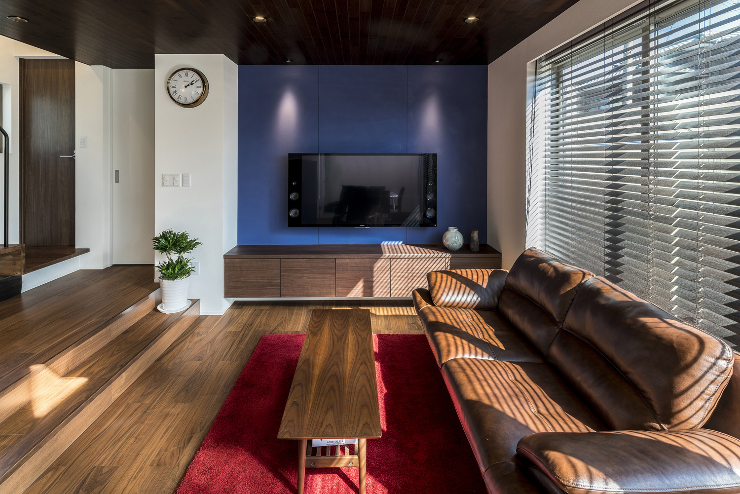 青いアクセントクロスにテレビを取り付け、ブラインド付きの窓があるダウンリビング・デザイン住宅 注文住宅・デザイン住宅建築実例_『CASE567 lokki』_LDK