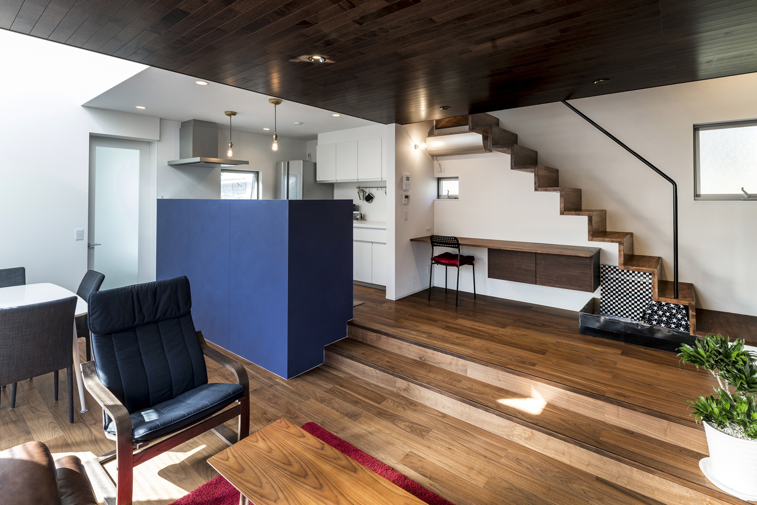 スケルトン階段の下のスペースに壁付けデスクのワークスペースを設けたLDK・デザイン住宅 注文住宅・デザイン住宅建築実例_『CASE567 lokki』_LDK