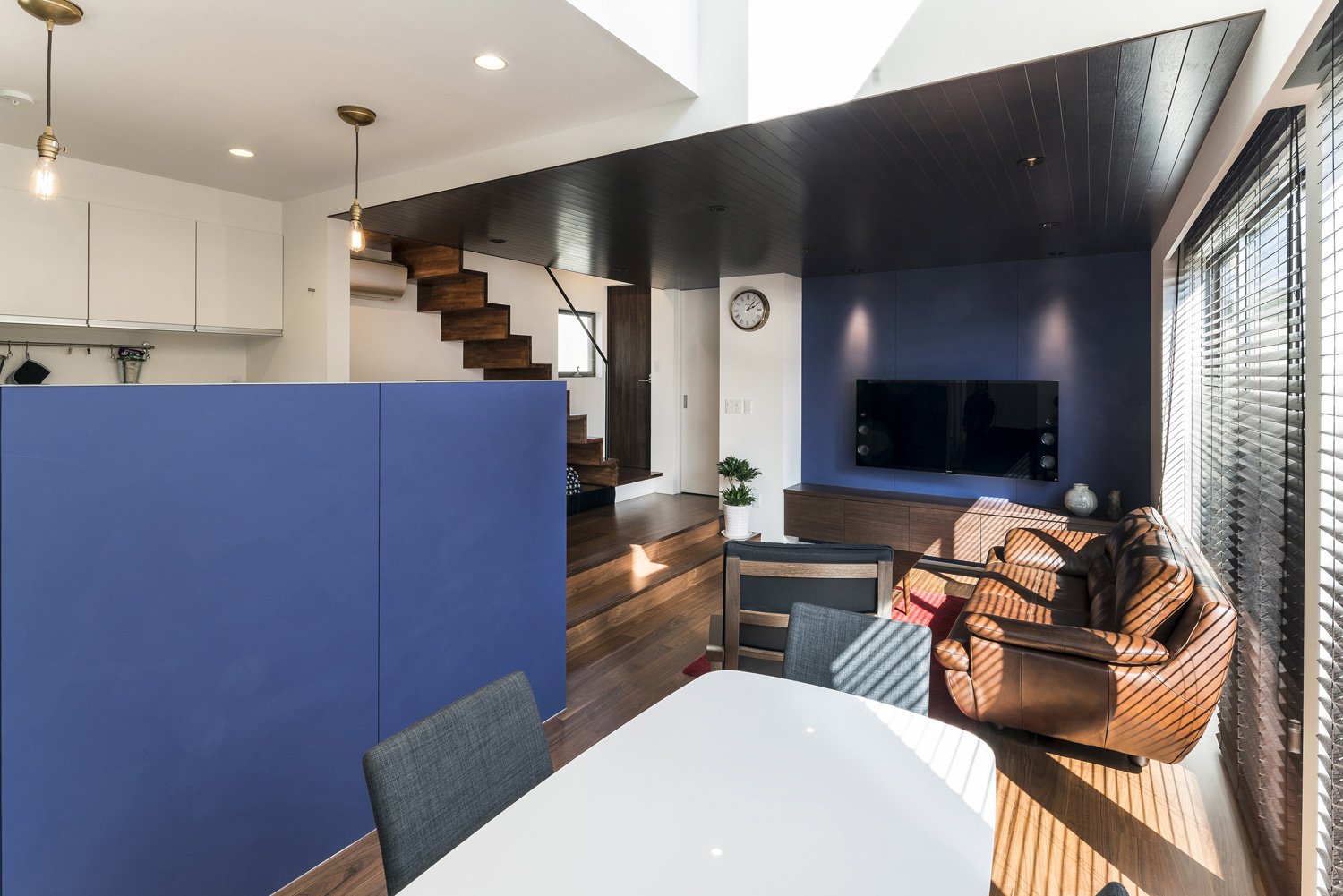 天井の色と高さを変えたおしゃれなLDK・デザイン住宅 注文住宅・デザイン住宅建築実例_『CASE567 lokki』_LDK