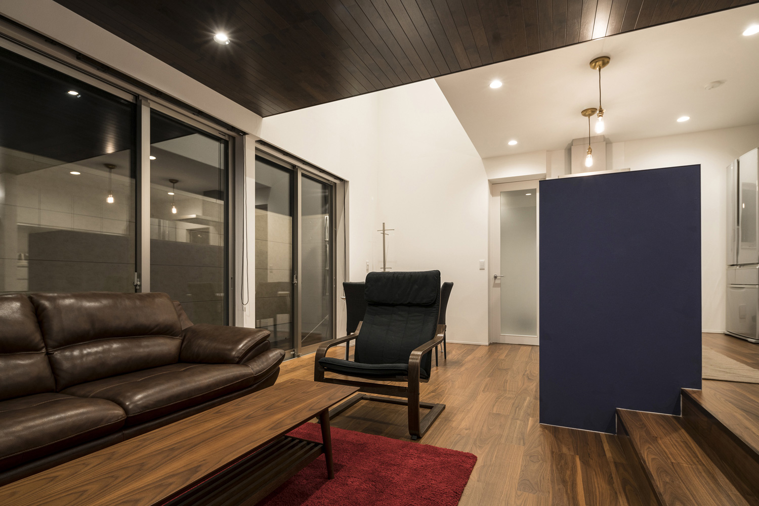 天井にダウンライトを取り付けた、青い腰壁付きのキッチンがあるLDK・デザイン住宅 注文住宅・デザイン住宅建築実例_『CASE567 lokki』_LDK