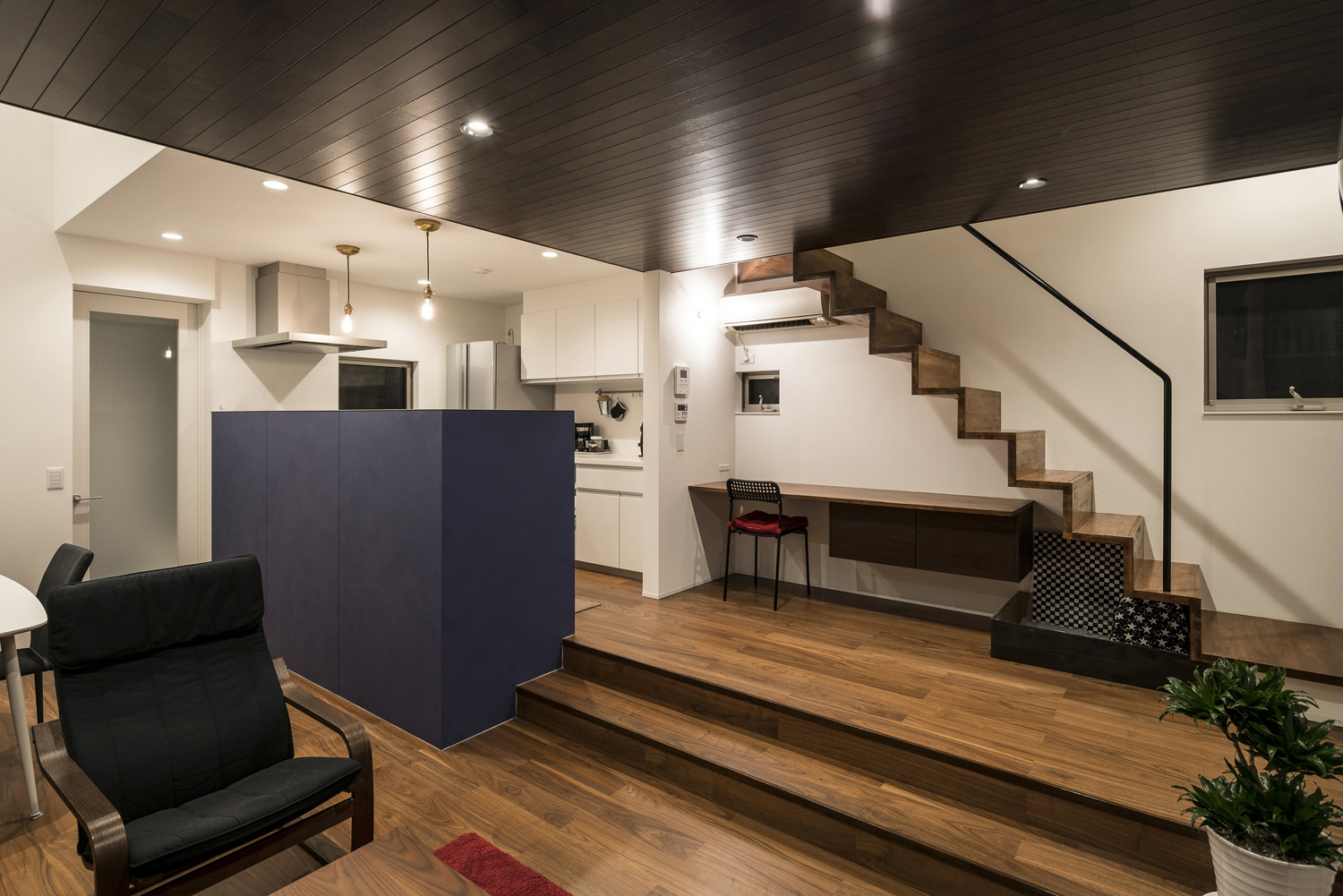 濃い色の木目の天井にダウンライトを取り付けたインダストリアルなLDK・デザイン住宅 注文住宅・デザイン住宅建築実例_『CASE567 lokki』_LDK