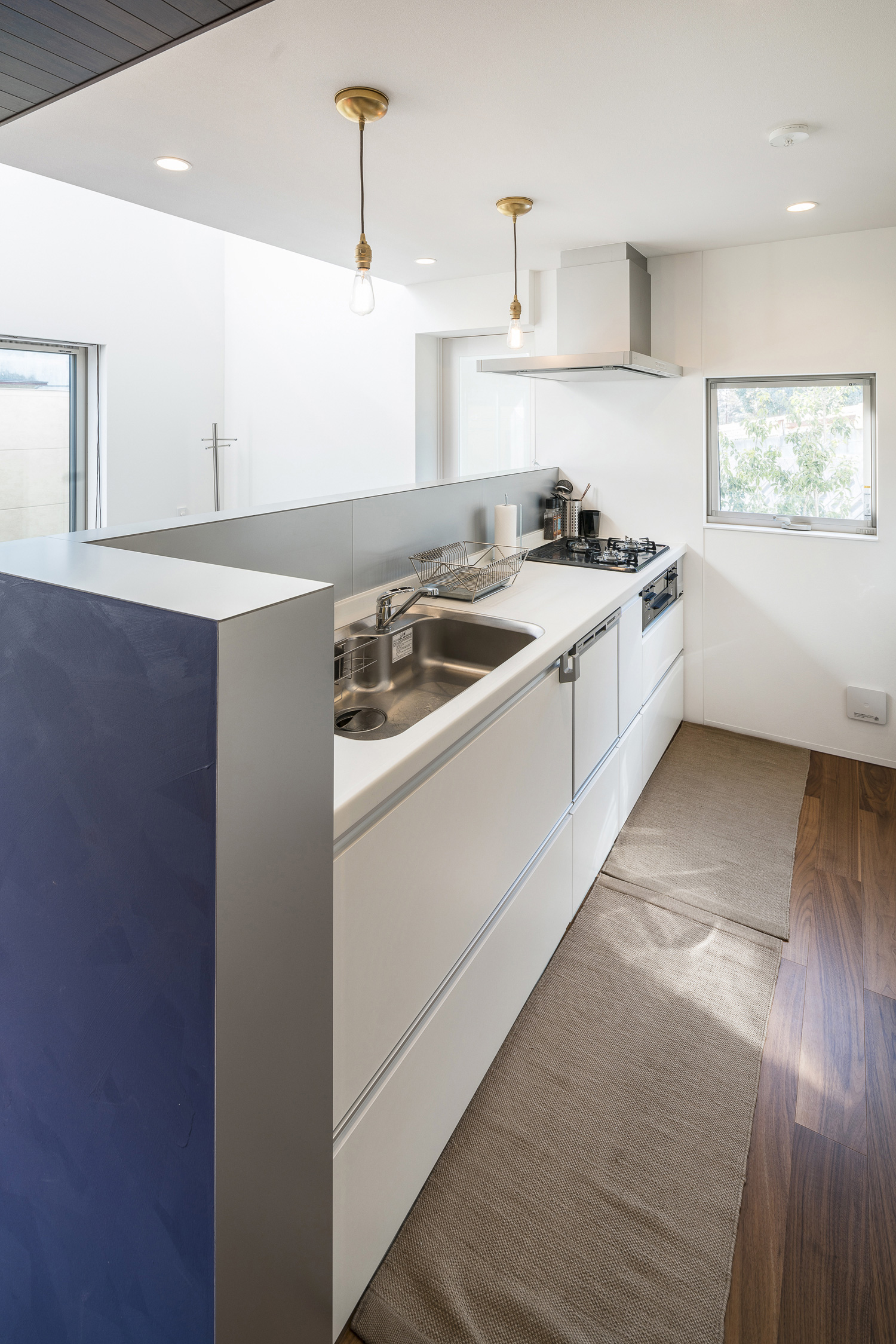 青い腰壁を取り付けた白いキッチン・デザイン住宅 注文住宅・デザイン住宅建築実例_『CASE567 lokki』_キッチン