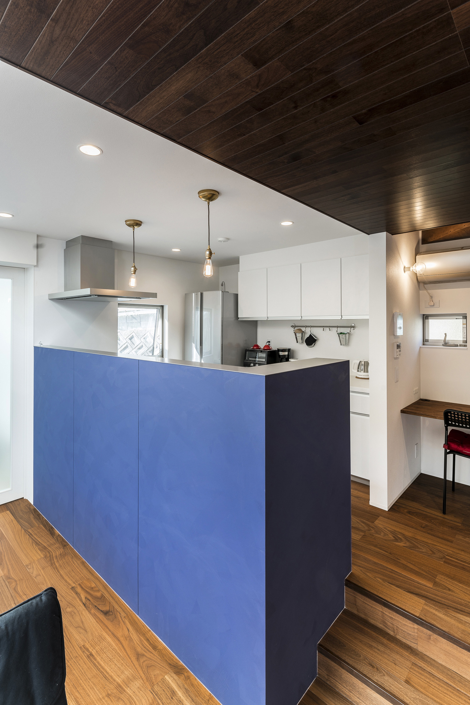 青い腰壁を設けたペンダントライトに照らされるキッチン・デザイン住宅 注文住宅・デザイン住宅建築実例_『CASE567 lokki』_キッチン