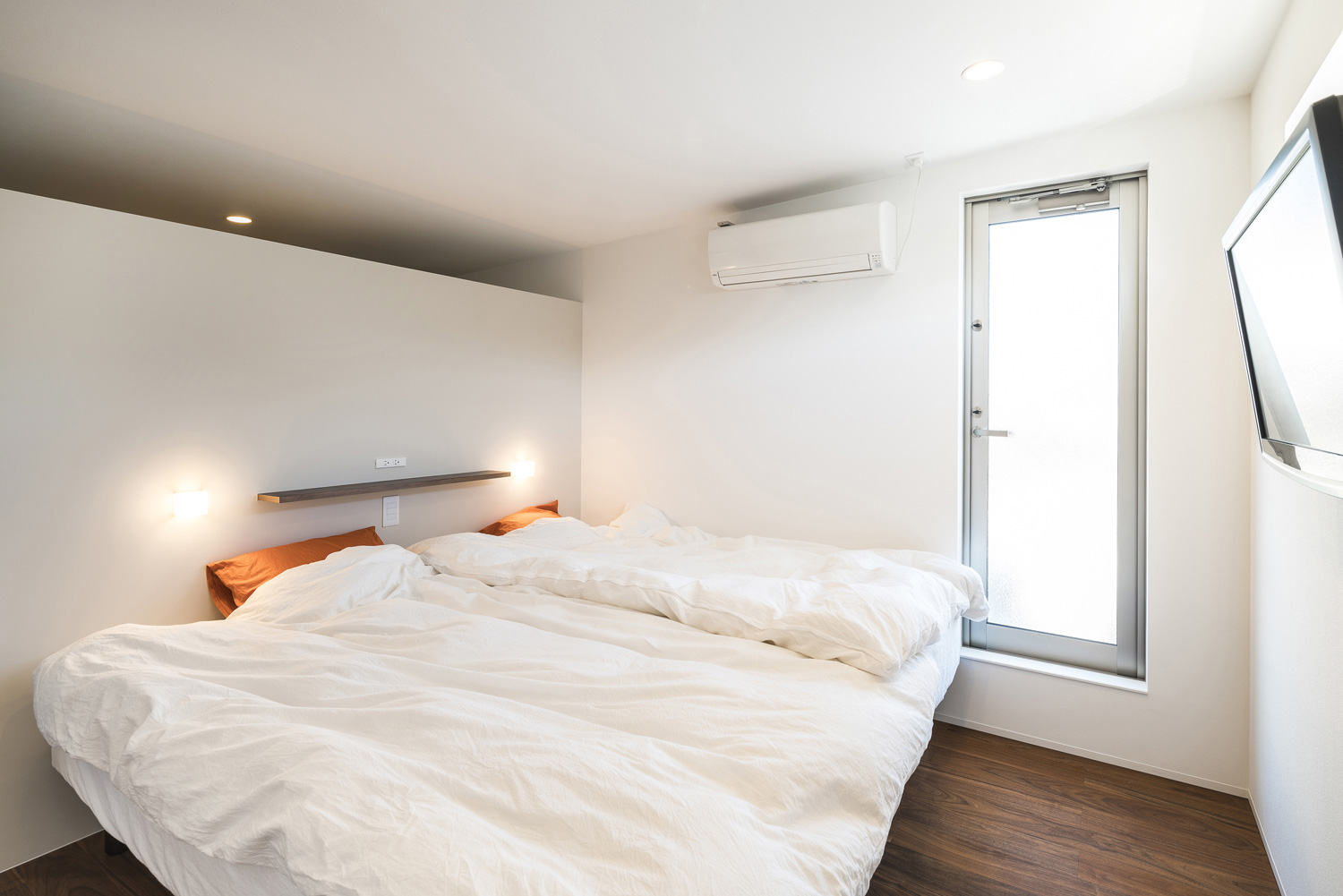 ヘッドボードや壁に間接照明を取り付けた寝室・デザイン住宅 注文住宅・デザイン住宅建築実例_『CASE567 lokki』_寝室