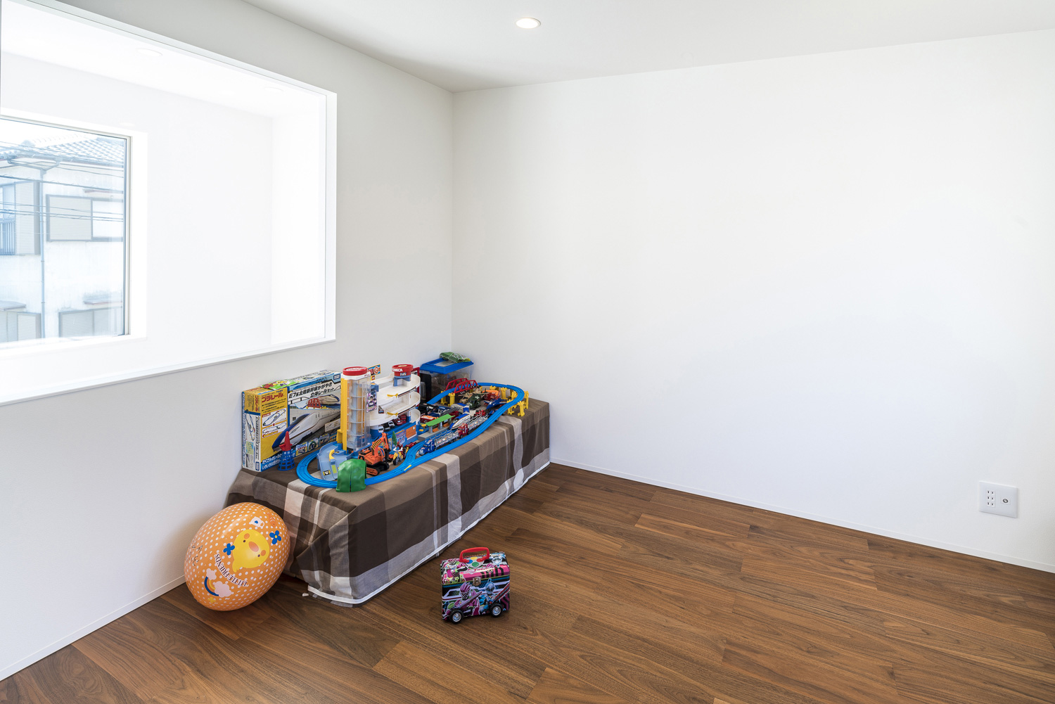 室内窓がある白い壁でフローリングの子供部屋・デザイン住宅 注文住宅・デザイン住宅建築実例_『CASE567 lokki』_子供部屋