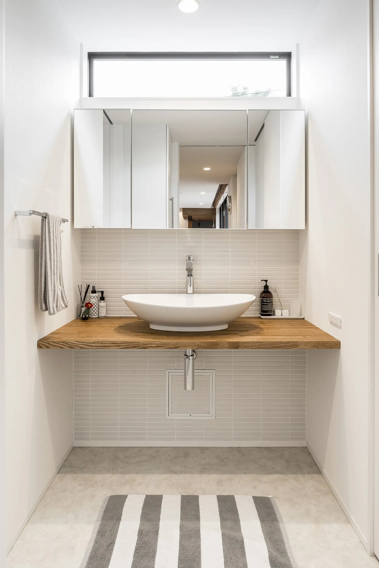 シンプルに木材がアクセントになった造作洗面台