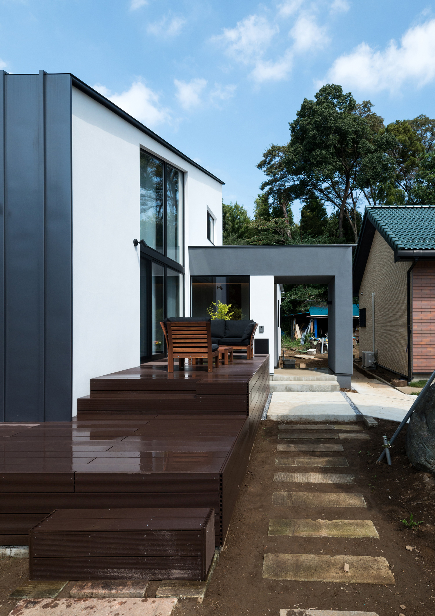 玄関横にウッドデッキのある住まいの外観