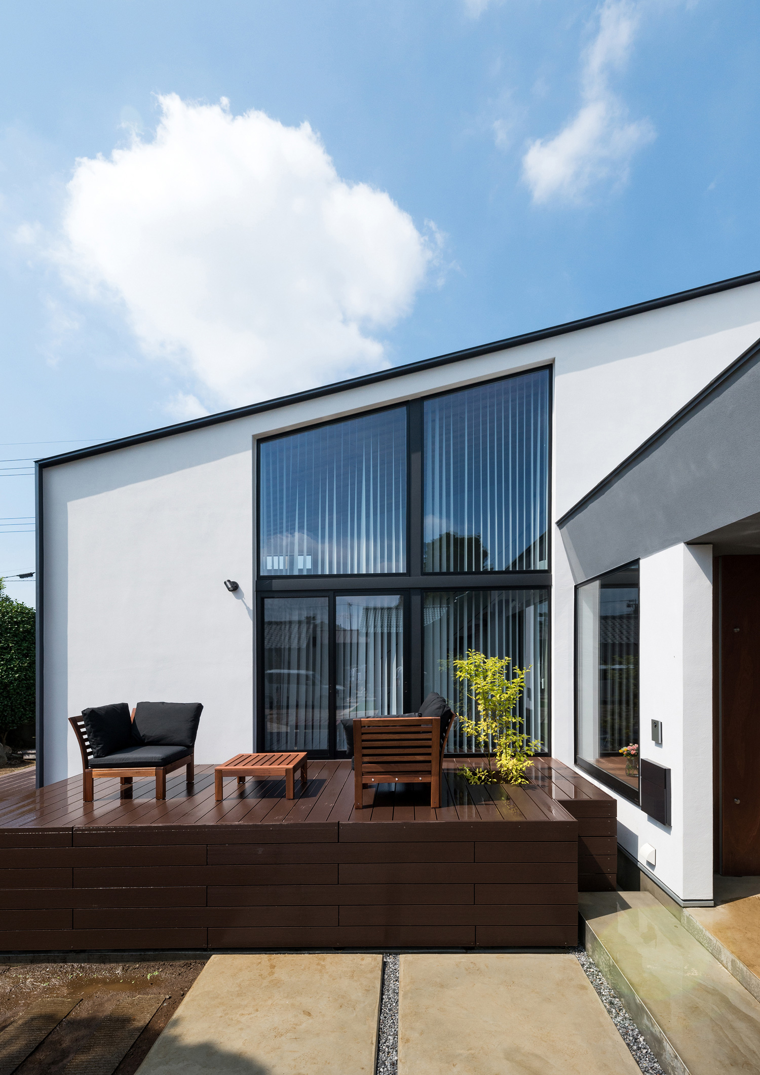 ウッドデッキのテラスに面した大きな窓がある斜め屋根の家の外観・デザイン住宅 注文住宅・デザイン住宅建築実例_『CASE573 次代の家』_外観