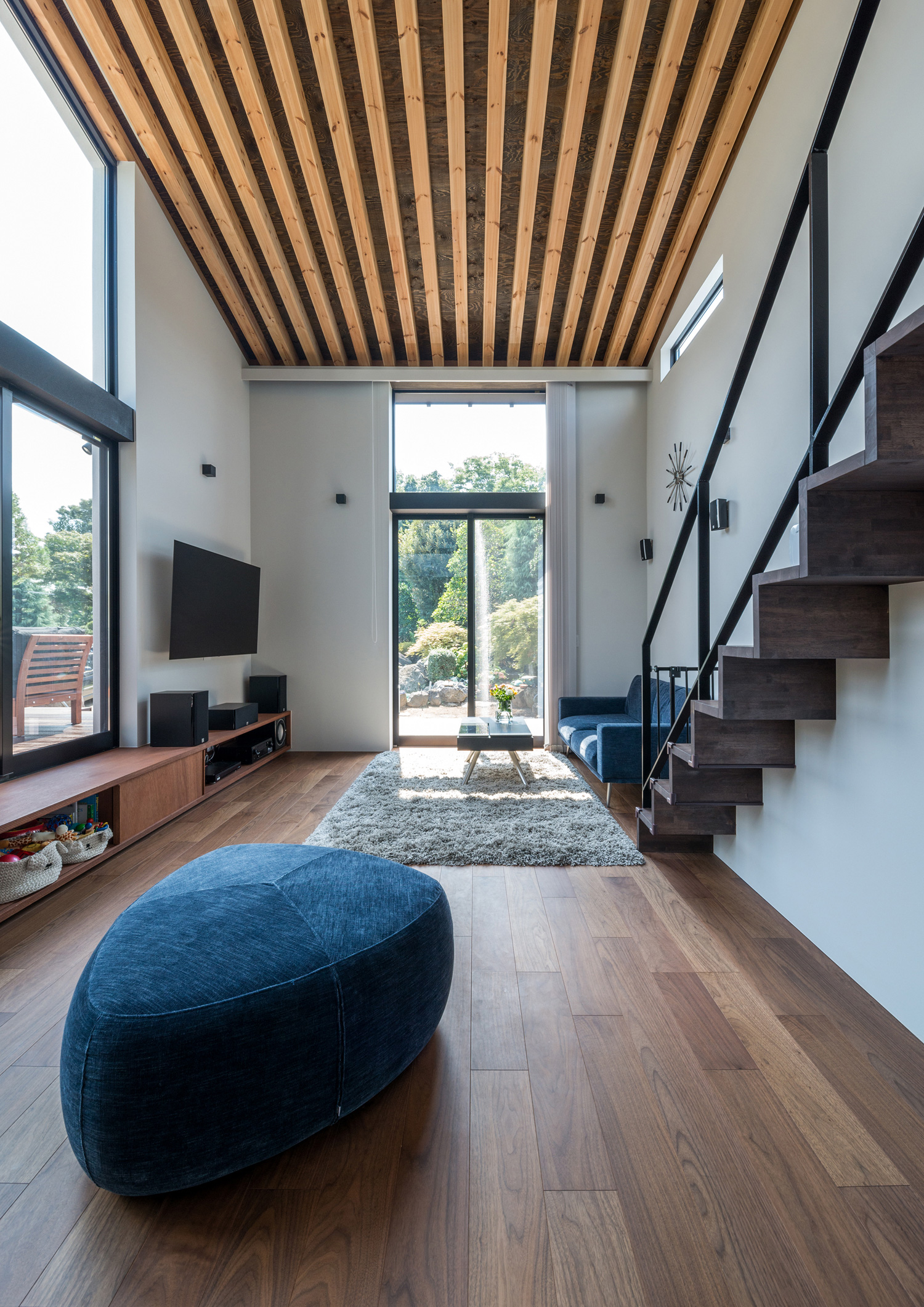 二方向にテラスに面した窓があるルーバー天井の開放的なLDK・デザイン住宅 注文住宅・デザイン住宅建築実例_『CASE573 次代の家』_LDK