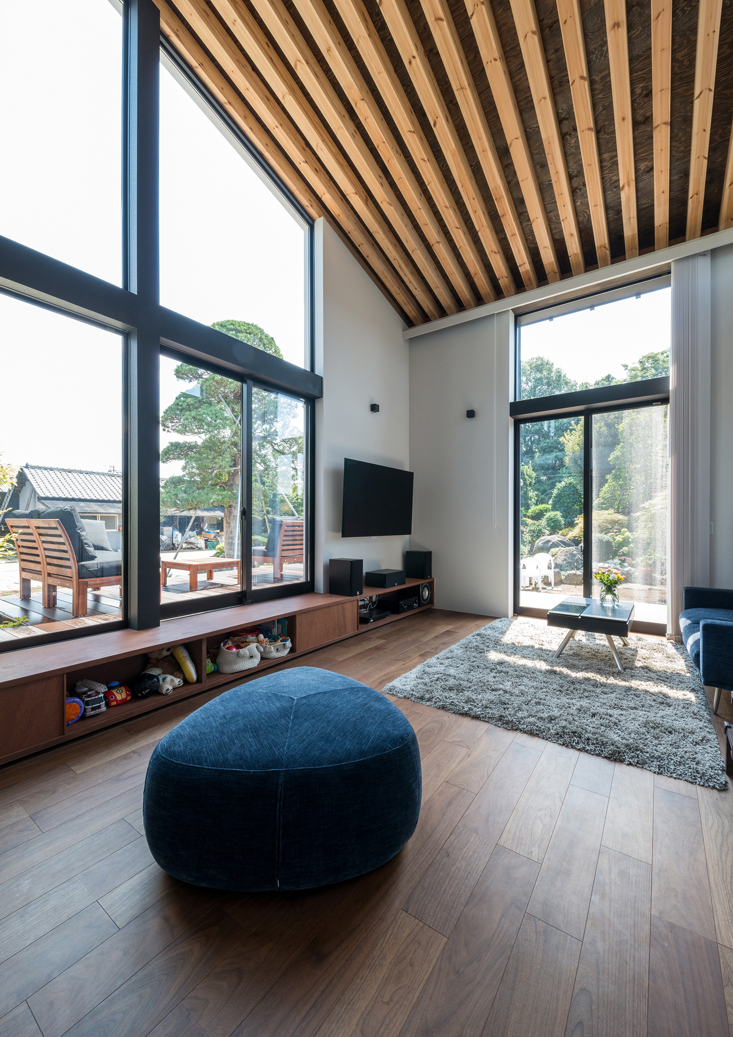 ウッドデッキのテラスと造作ベンチがフラットに繋がるルーバー天井のLDK・デザイン住宅 注文住宅・デザイン住宅建築実例_『CASE573 次代の家』_LDK