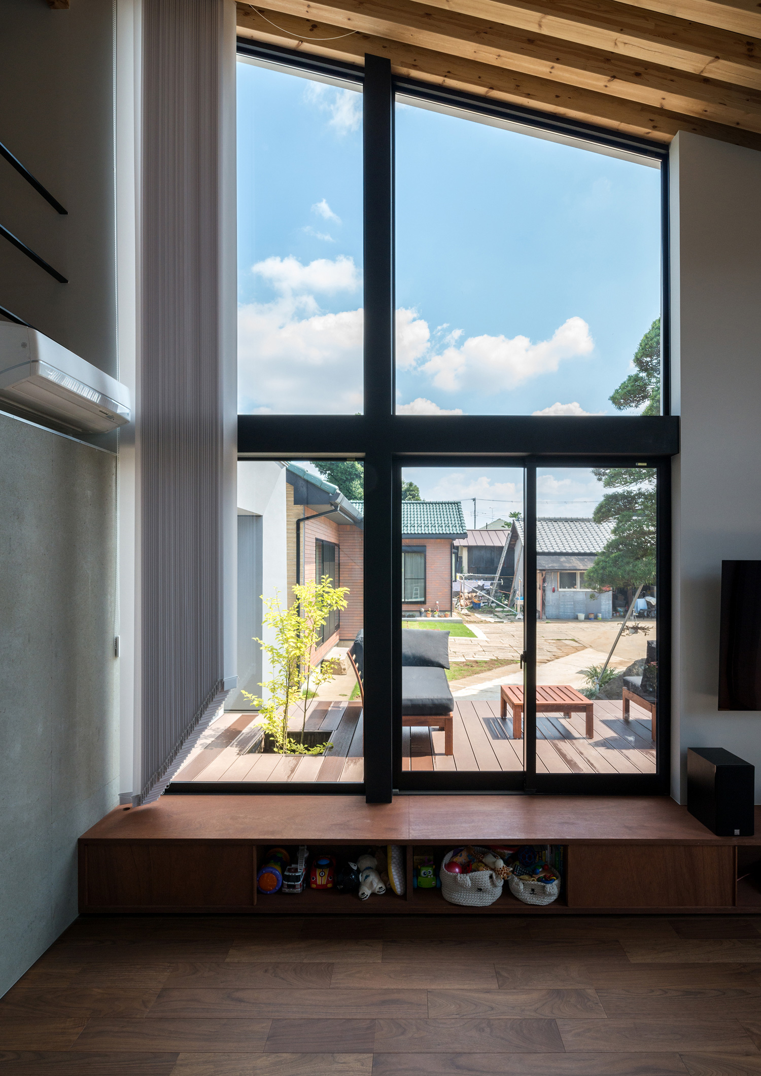 天井近くまで窓があるテラスに面したLDK・デザイン住宅 注文住宅・デザイン住宅建築実例_『CASE573 次代の家』_LDK