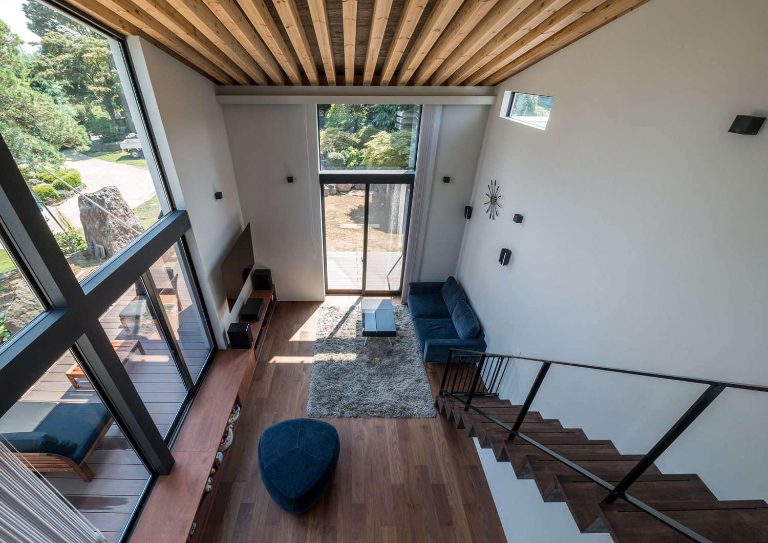 テラスに面した窓があるルーバー天井のLDKをロフトから見下ろした様子・デザイン住宅 注文住宅・デザイン住宅建築実例_『CASE573 次代の家』_LDK