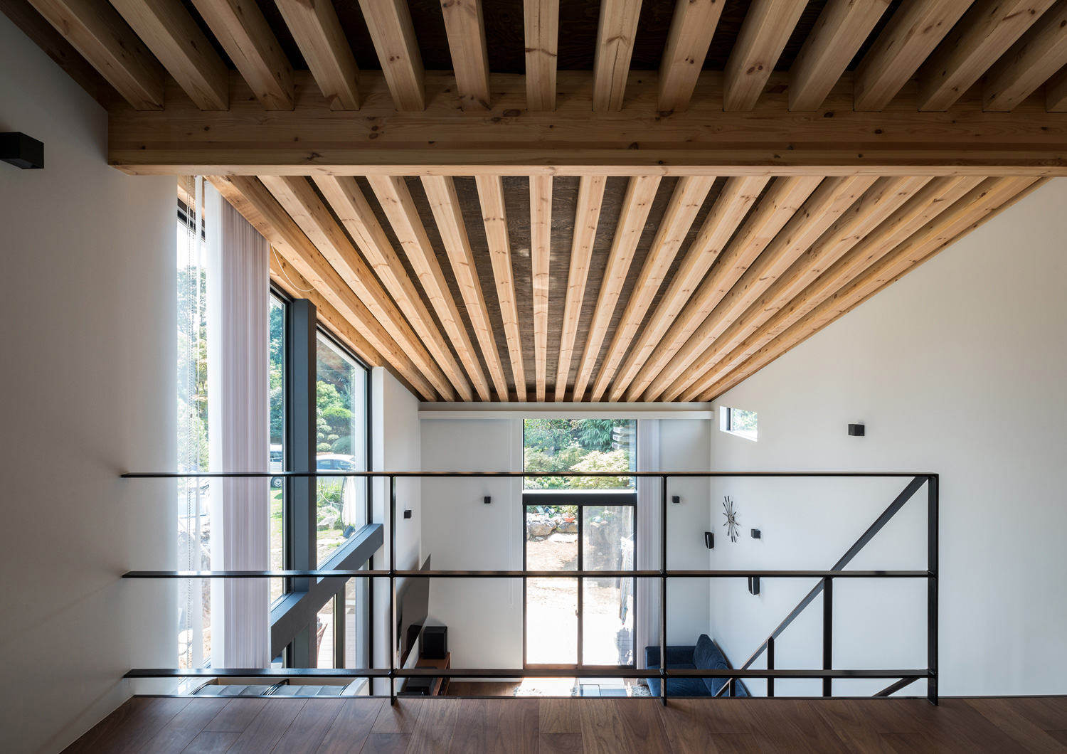 アイアンの手すりが取り付けられたルーバー天井のロフト・デザイン住宅 注文住宅・デザイン住宅建築実例_『CASE573 次代の家』_LDK