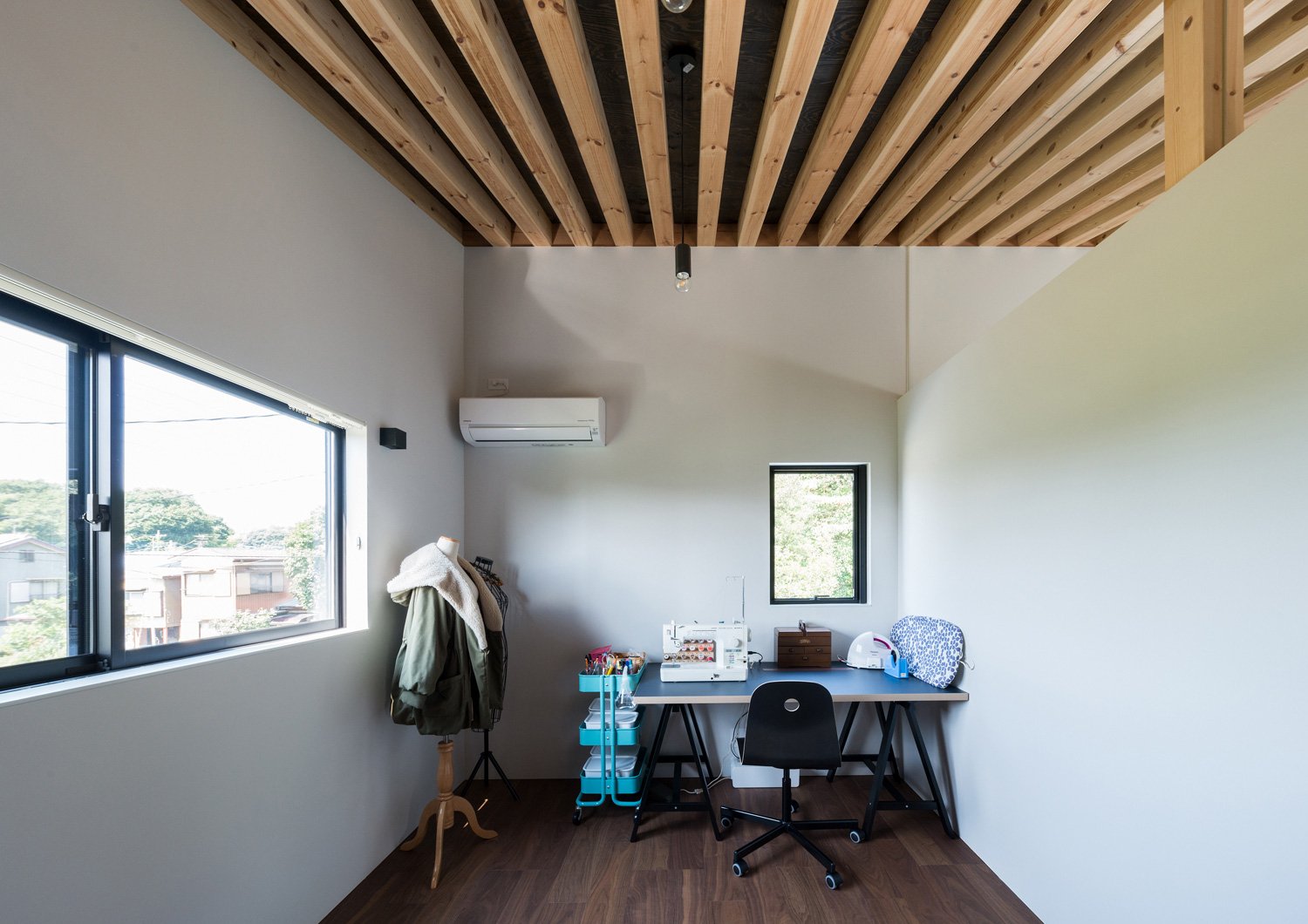 二方向に窓がある、机を置いたルーバー天井の書斎・デザイン住宅 注文住宅・デザイン住宅建築実例_『CASE573 次代の家』_書斎