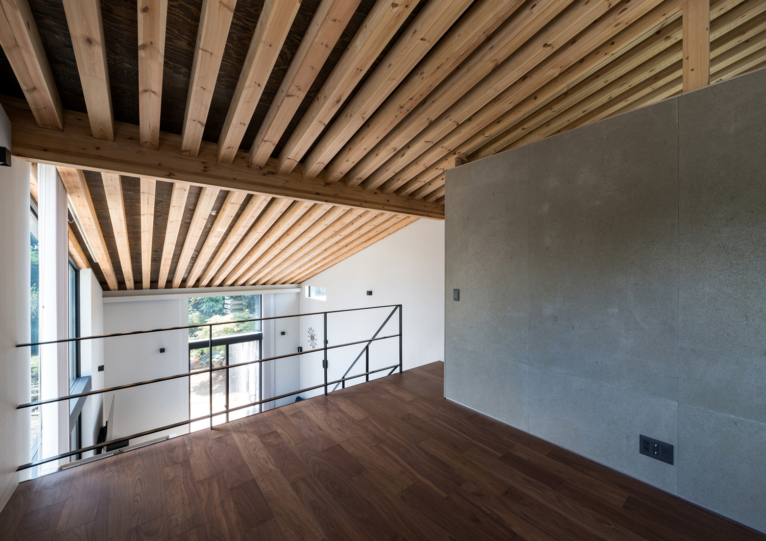 グレーの壁を設けたアイアンの手すり付きのロフト・デザイン住宅 注文住宅・デザイン住宅建築実例_『CASE573 次代の家』_フリースペース