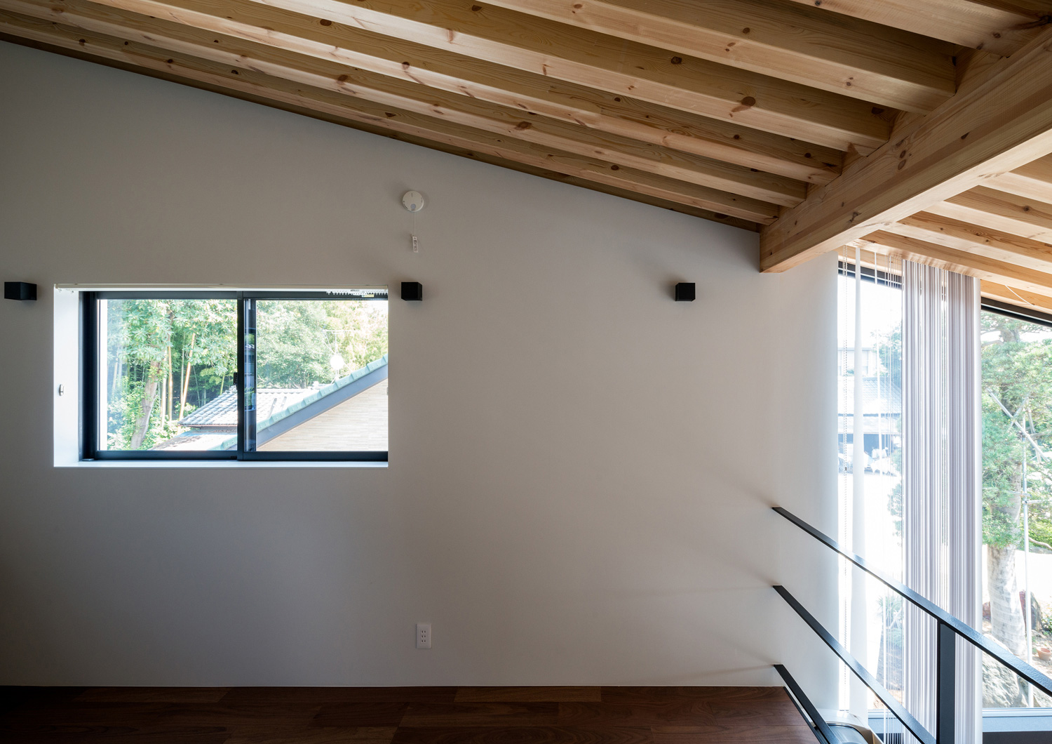 小さな窓を設けたルーバー天井のロフト・デザイン住宅 注文住宅・デザイン住宅建築実例_『CASE573 次代の家』_フリースペース