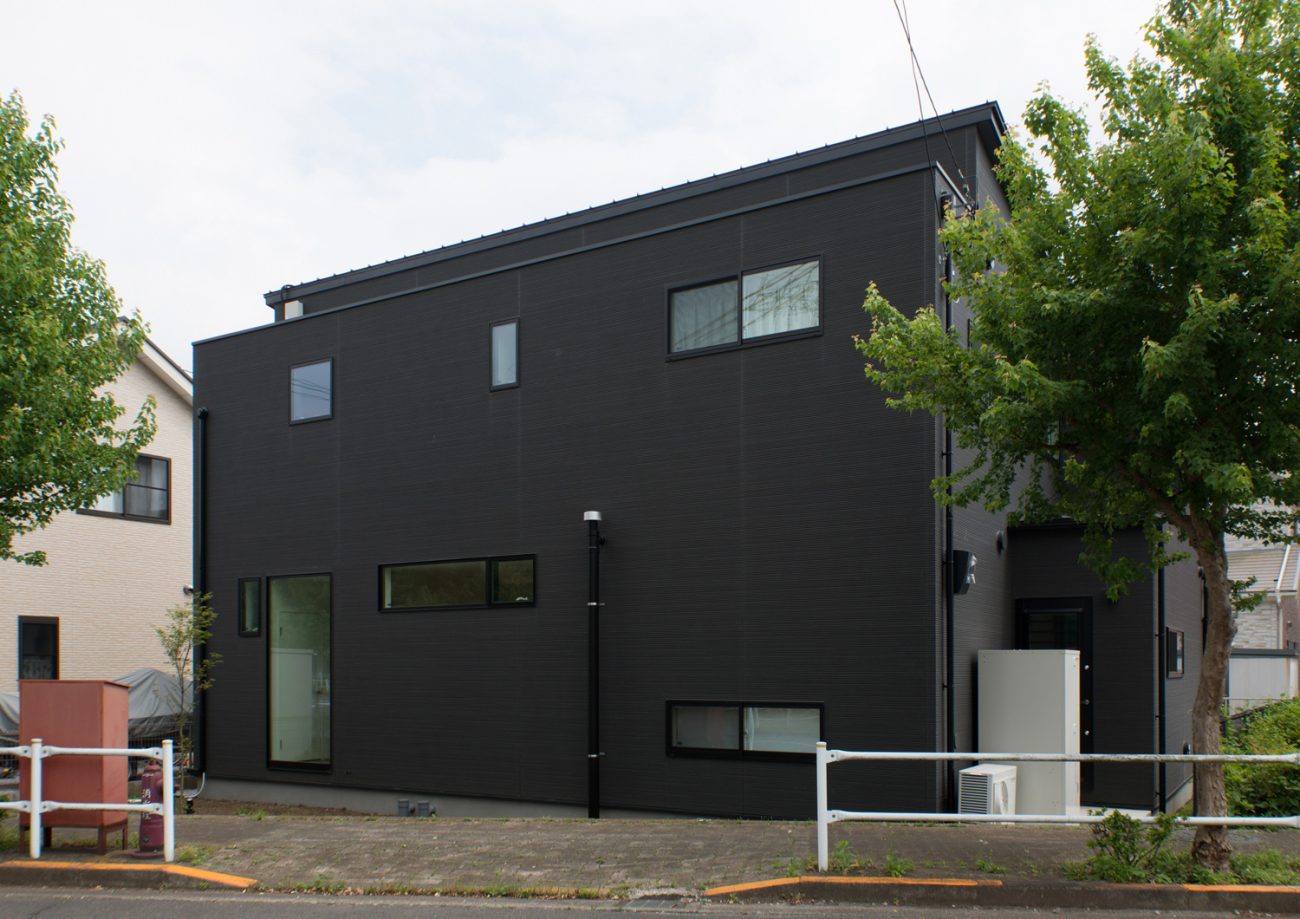 黒い外壁で斜め屋根のスタイリッシュな家の外観・デザイン住宅 注文住宅・デザイン住宅建築実例_『CASE575 緑を楽しむ家』_外観