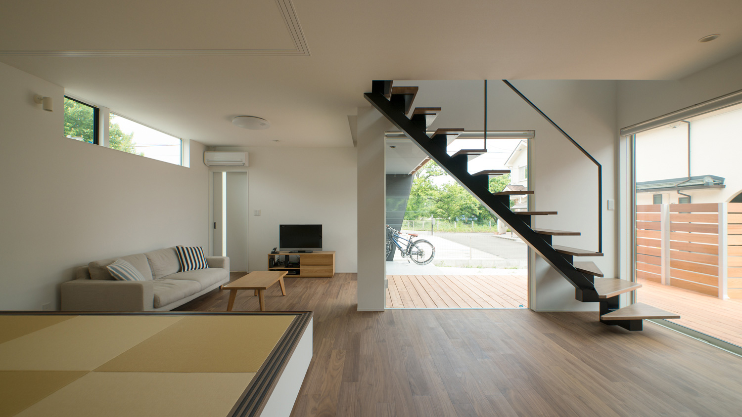ウッドデッキのテラスとフラットに繋がるリビングイン階段のあるLDK・デザイン住宅 注文住宅・デザイン住宅建築実例_『CASE575 緑を楽しむ家』_LDK