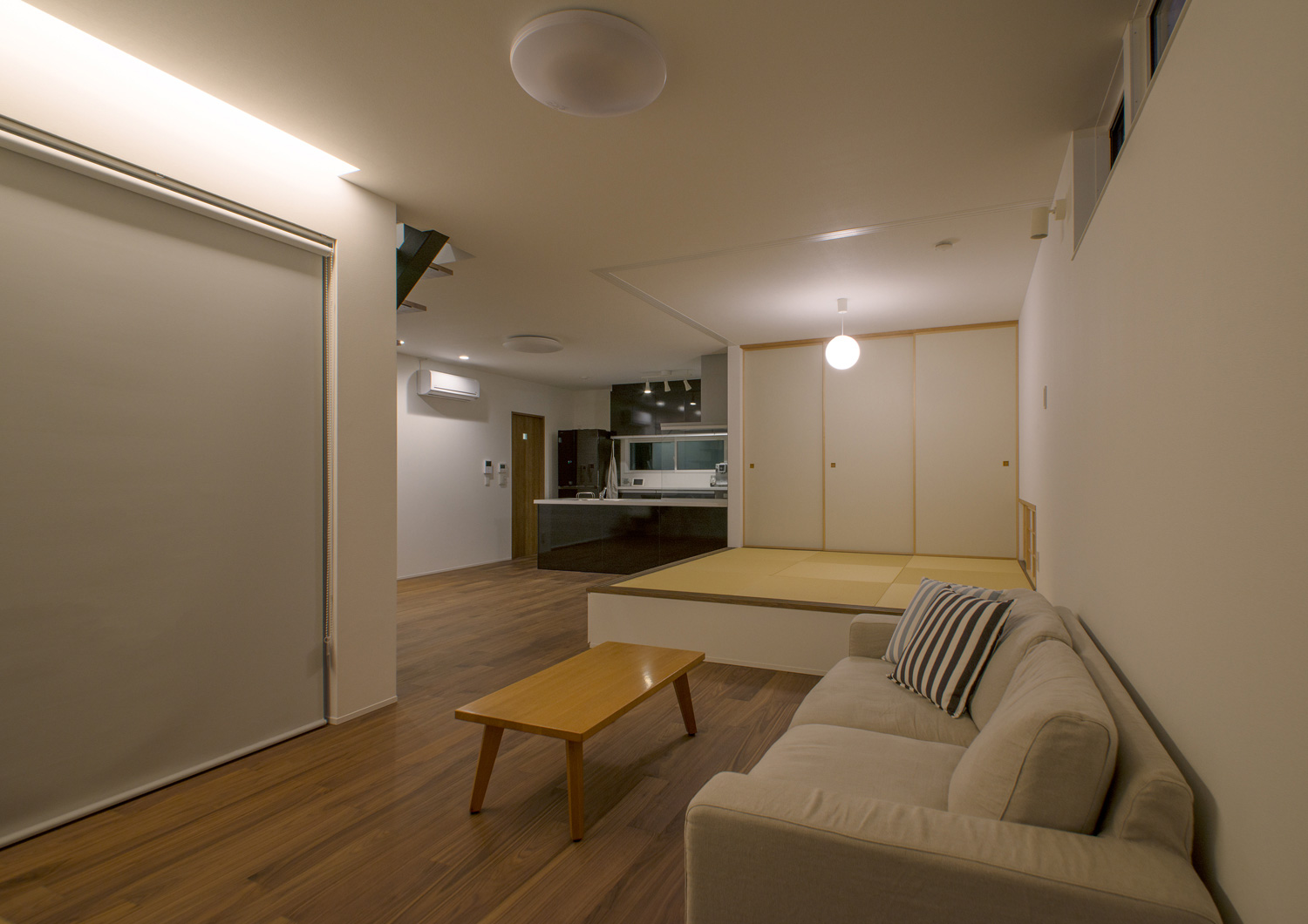 角にある畳スペースが丸い間接照明に照らされたLDK・デザイン住宅 注文住宅・デザイン住宅建築実例_『CASE575 緑を楽しむ家』_LDK