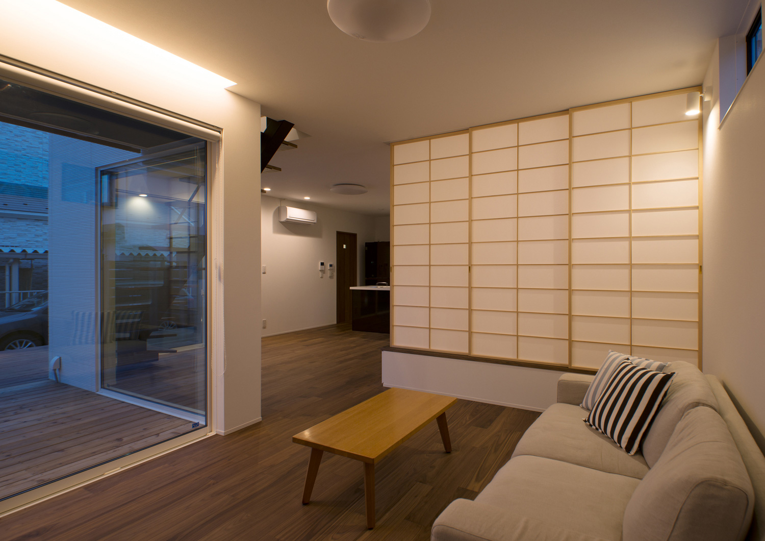 襖で仕切られたスペースがあるテラスに面したLDK・デザイン住宅 注文住宅・デザイン住宅建築実例_『CASE575 緑を楽しむ家』_LDK