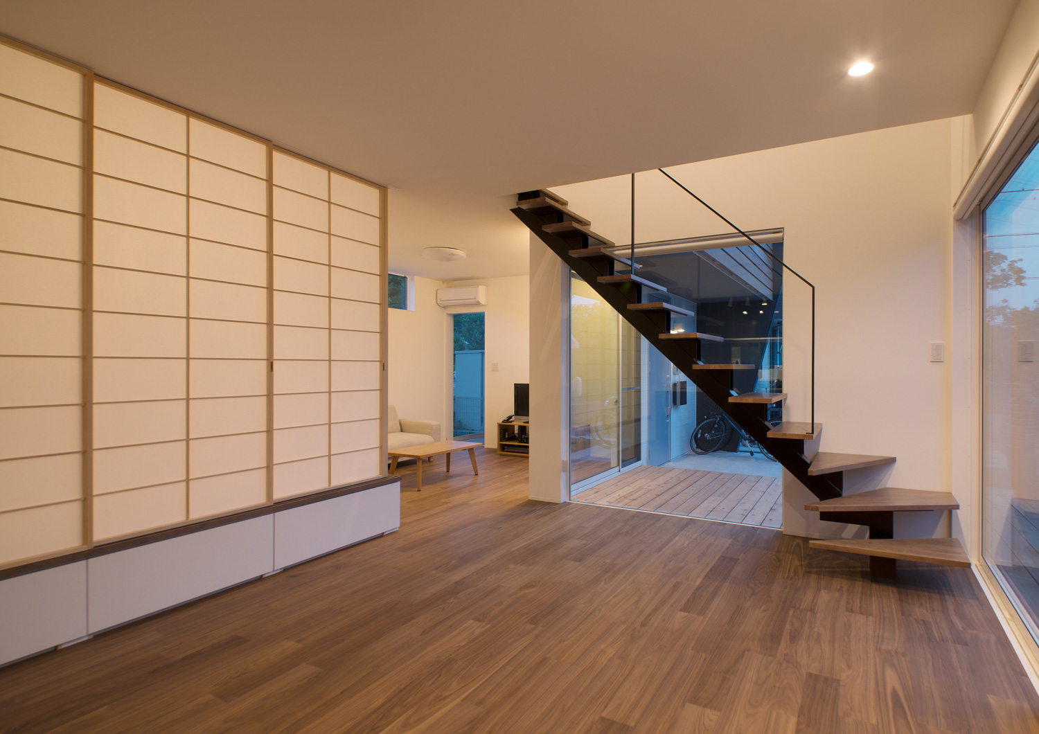 床下収納のある小上がりになったスペースが襖で仕切られたリビングイン階段のあるLDK・デザイン住宅 注文住宅・デザイン住宅建築実例_『CASE575 緑を楽しむ家』_LDK