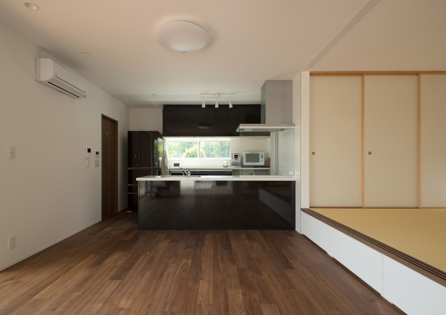 カップボードまで黒で統一された黒いペニンシュラキッチン・デザイン住宅 注文住宅・デザイン住宅建築実例_『CASE575 緑を楽しむ家』_キッチン